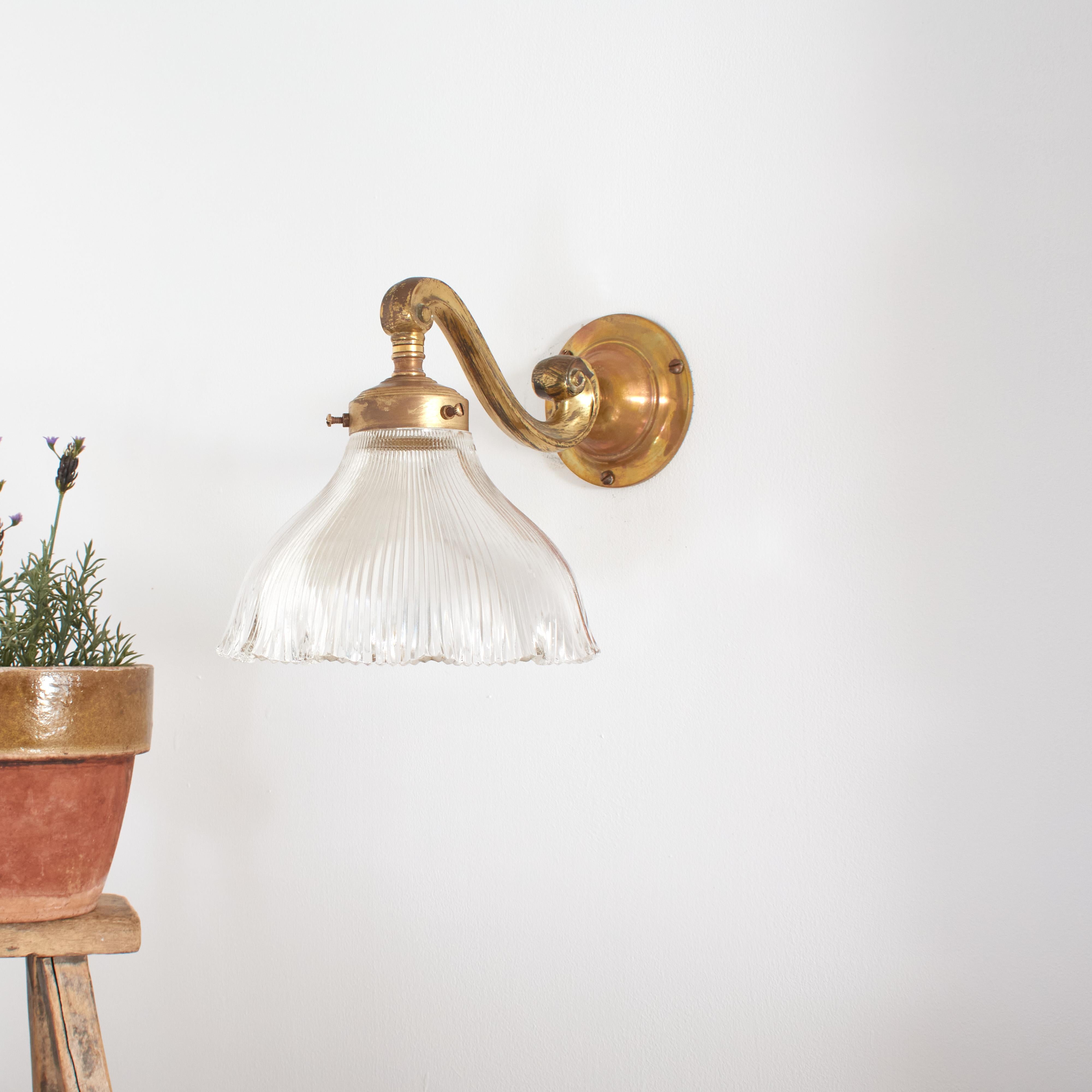 Antike Holophane Wandleuchte aus Glas - E

Ein glockenförmiger, prismatischer Glasschirm im Vintage-Stil, der sowohl beleuchtet als auch unbeleuchtet gut aussieht. Die Leuchte hat ihre ursprüngliche Messing-Galerie und Wandhalterung, die einige