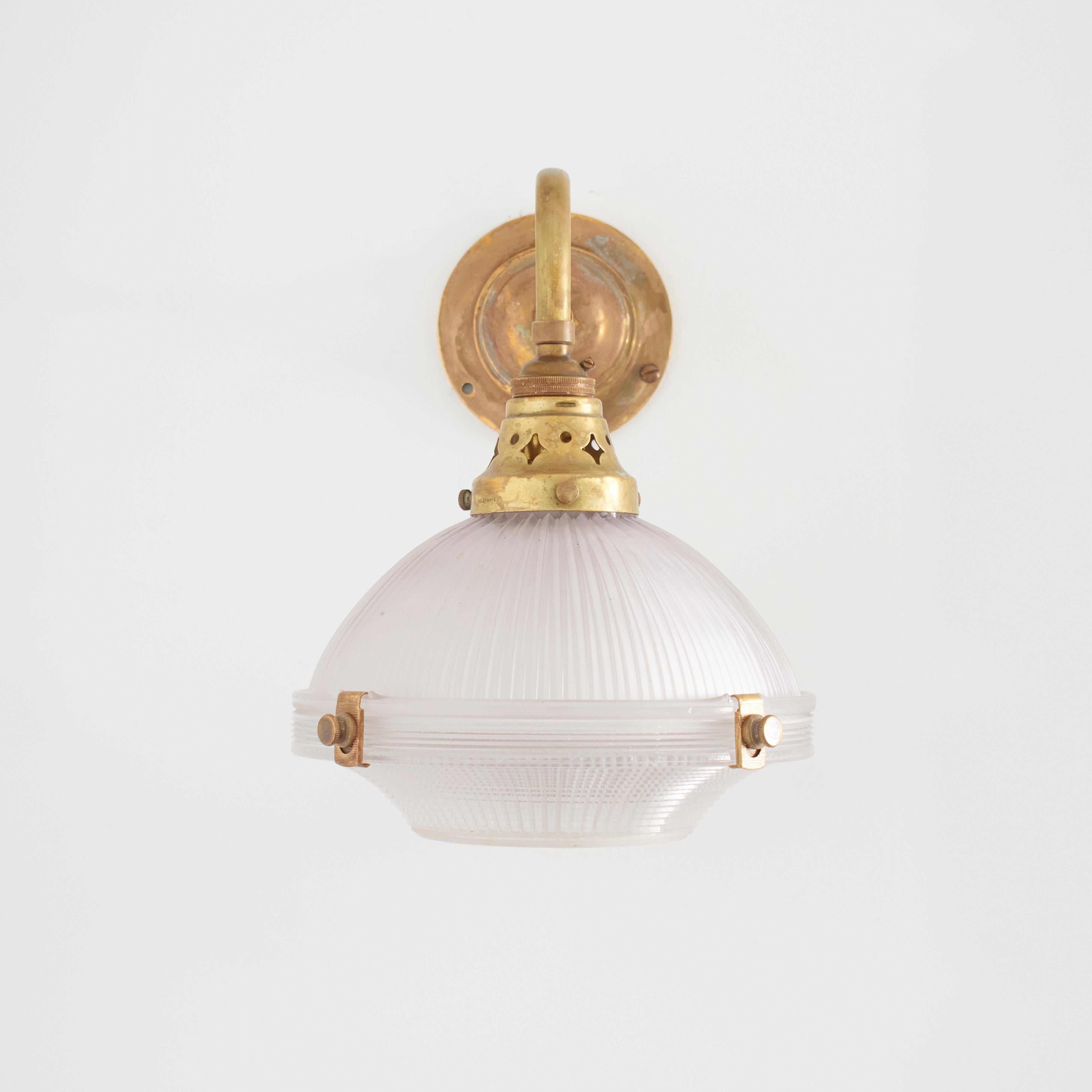 Antique French Holophane Frill Glass Brass Wall Task Kitchen Light Lamp (Britisch) im Angebot