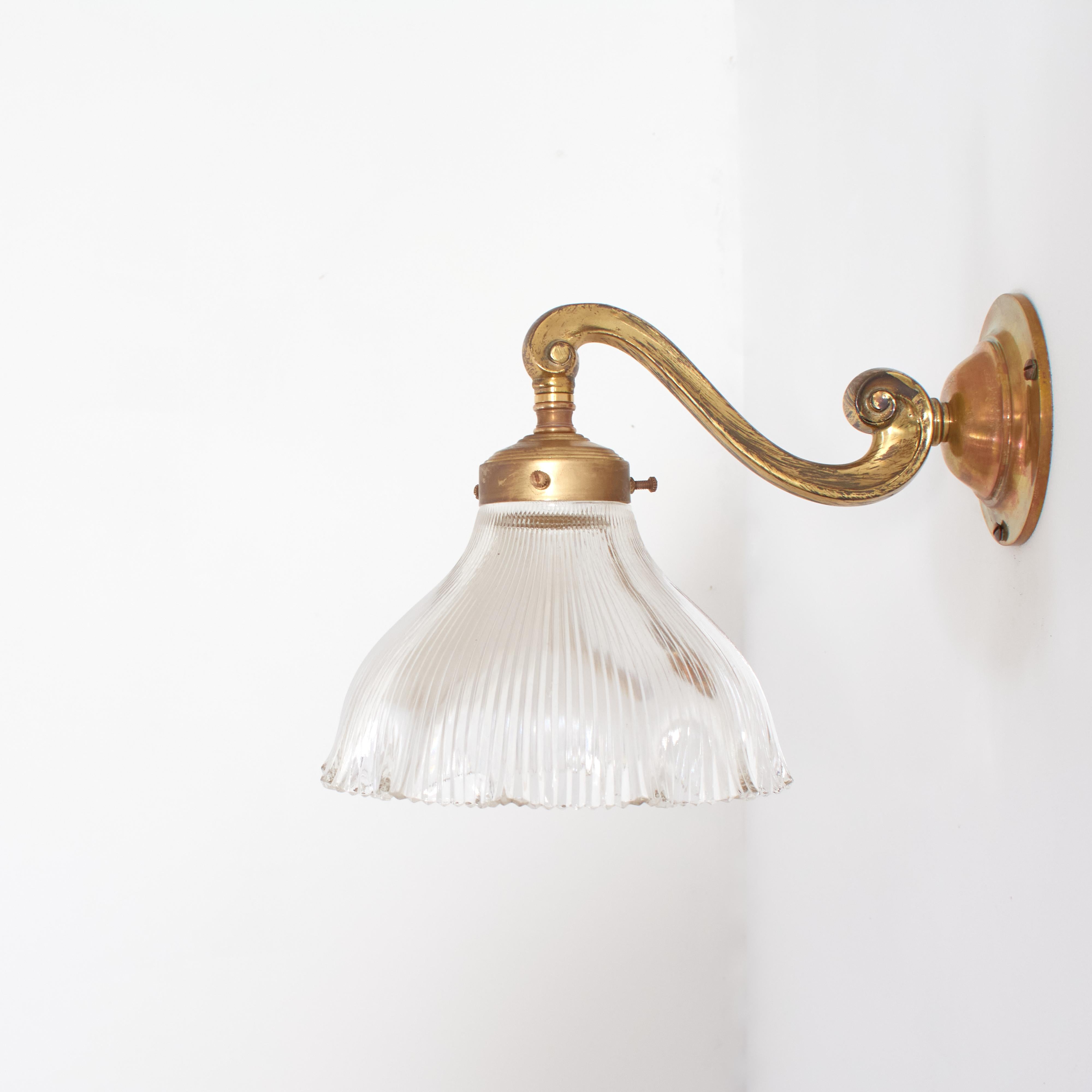 Antique French Holophane Frill Glas Messing Wand Aufgabe Küche Licht Lampe im Zustand „Gut“ im Angebot in Stockbridge, GB