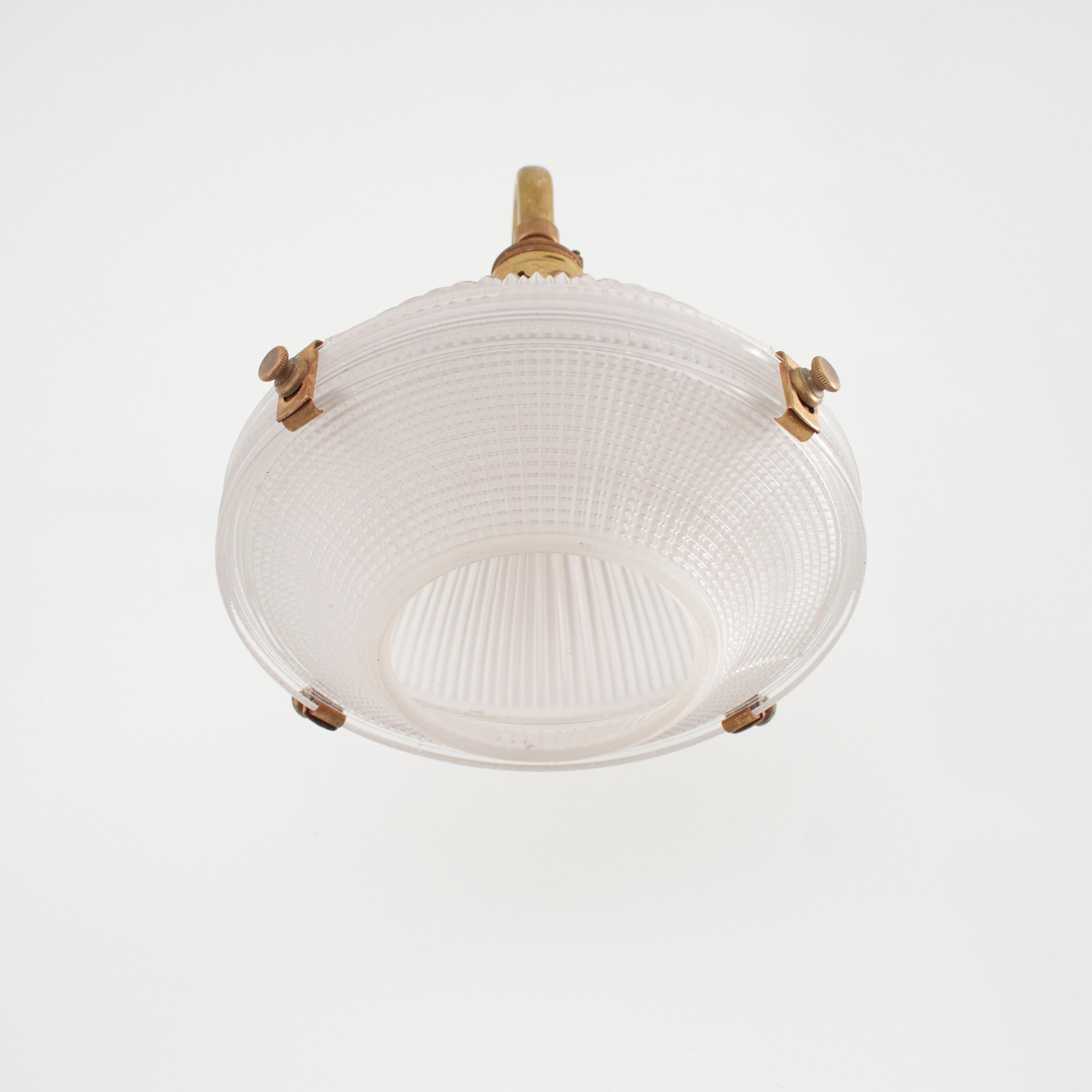 Antique French Holophane Frill Glass Brass Wall Task Kitchen Light Lamp im Zustand „Gut“ im Angebot in Stockbridge, GB
