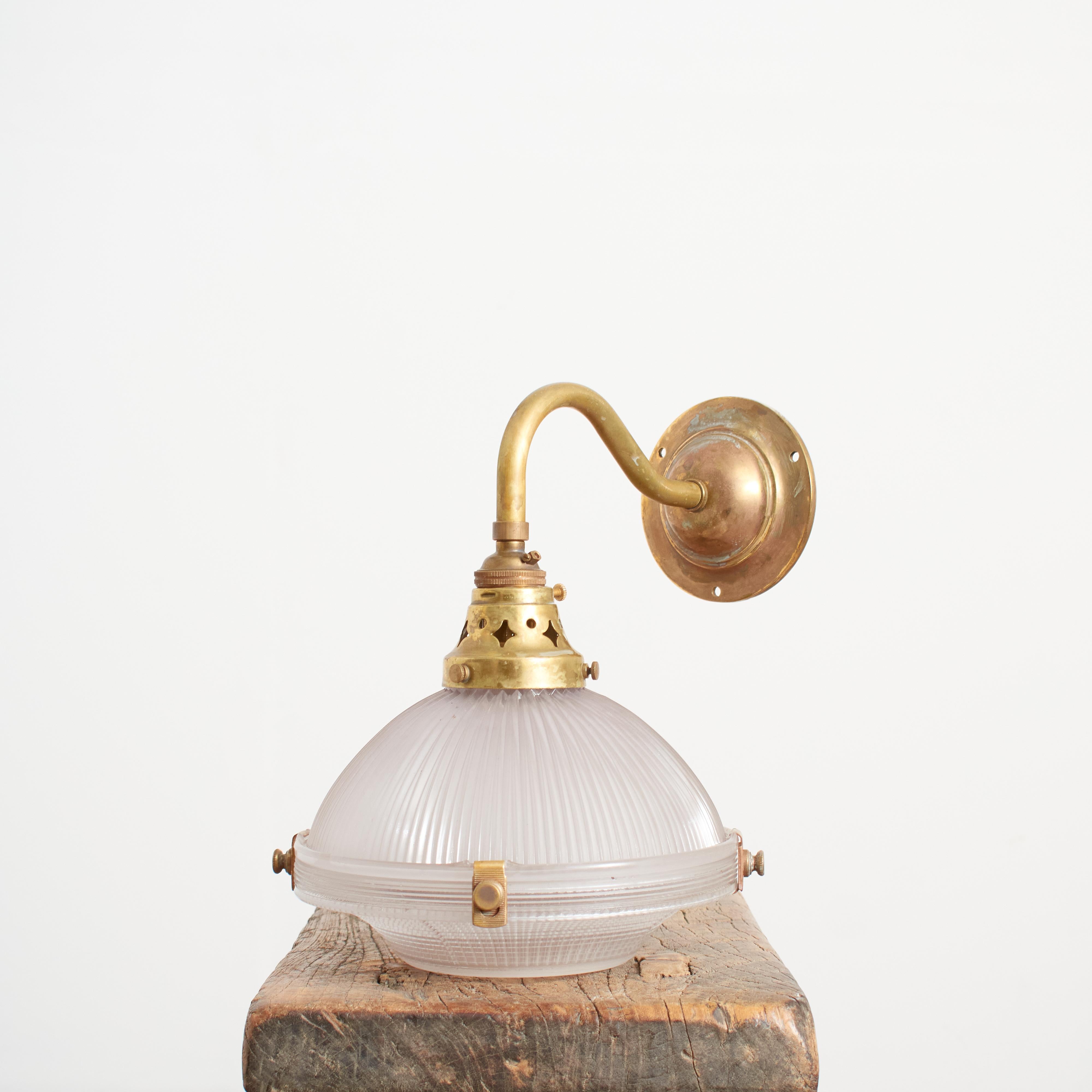 Antique French Holophane Frill Glass Brass Wall Task Kitchen Light Lamp im Angebot 2