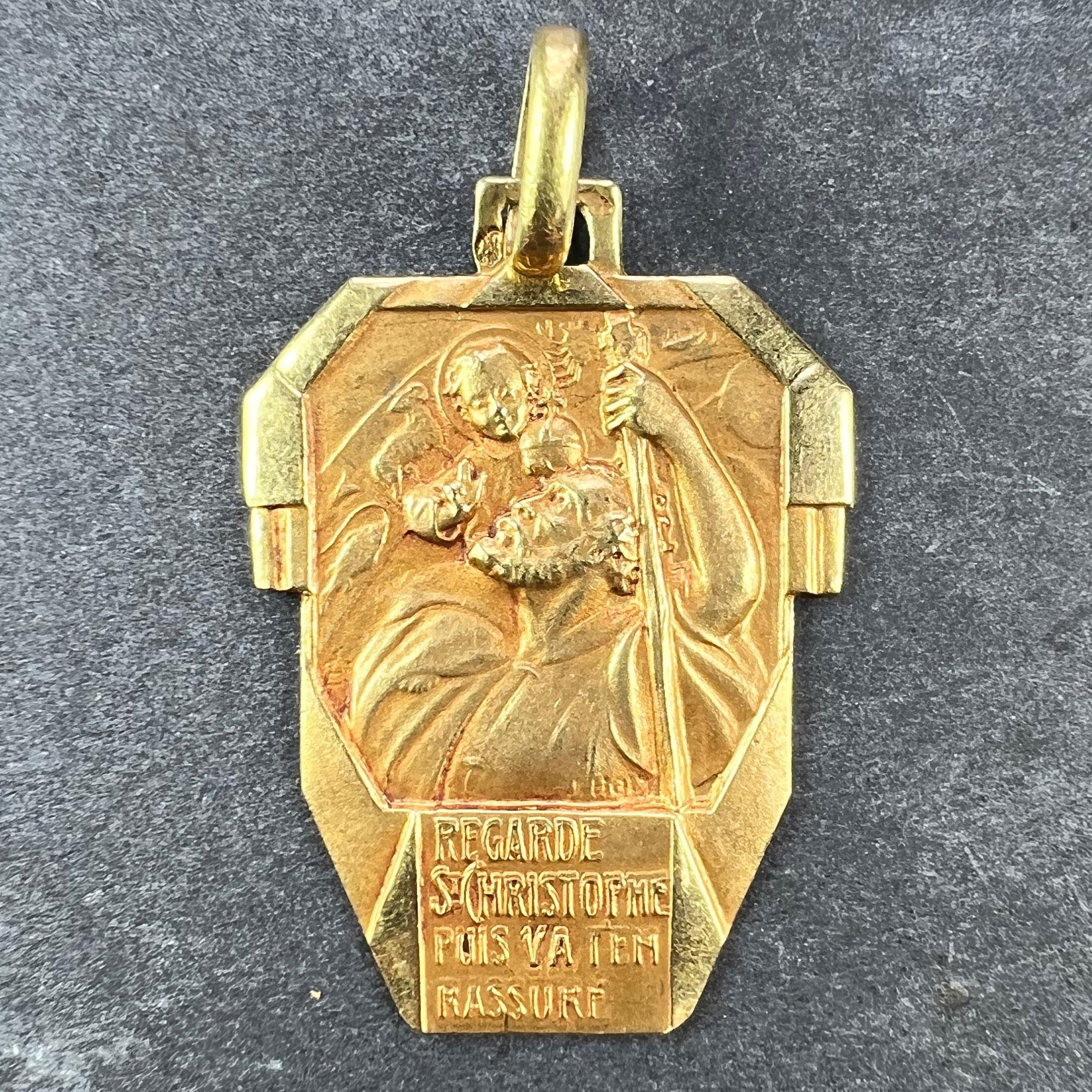 Colgante francés de oro amarillo de 18 quilates (18K) diseñado como una medalla geométrica que representa a San Cristóbal llevando al niño Cristo sobre un río con el lema 