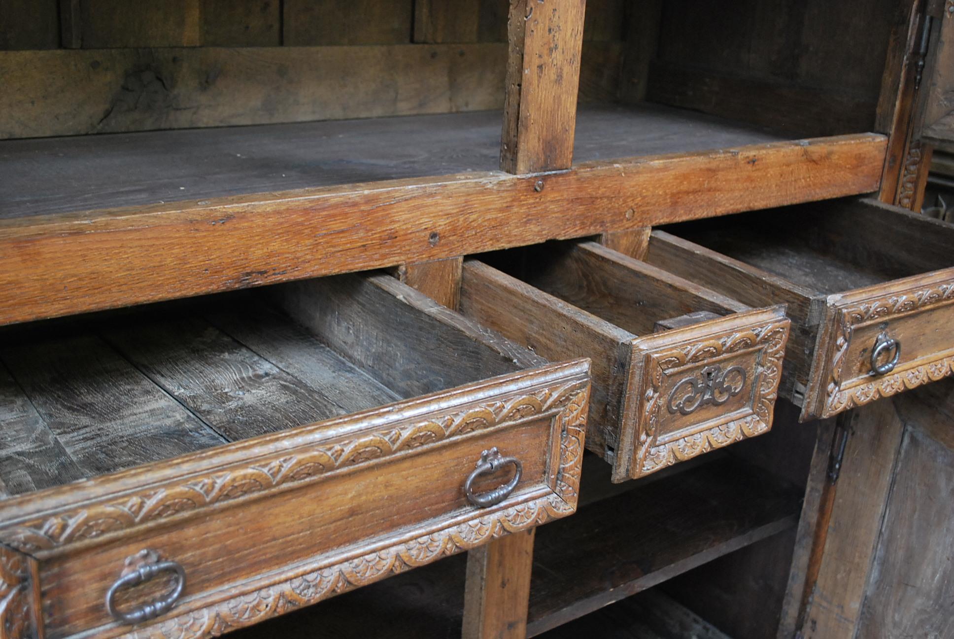 Hutton-Clarke Antiques a le plaisir de présenter une exquise armoire de gouvernante française ancienne, datant du début des années 1700. Cette pièce arbore une étonnante teinte blonde naturelle qui rayonne de chaleur et de caractère. Son design met
