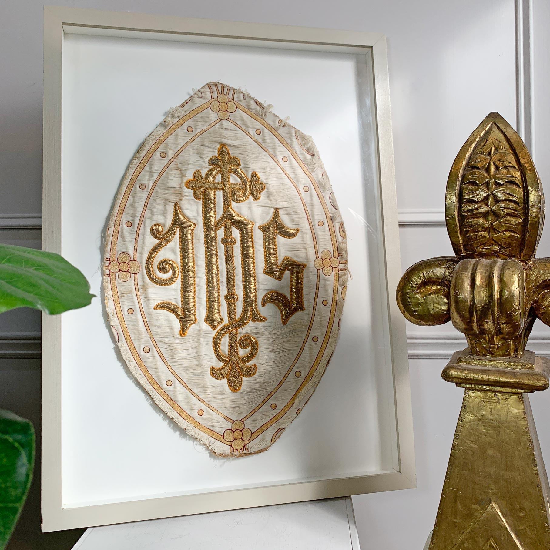 Antike französische religiöse Tafel mit IHS-Stickerei

IHS - In seinem Dienst



Religiöses französisches Stickereifragment von einer Kirchentafel oder einem Gewandkleid



Der Grundstoff ist ein cremefarbener gewebter Damast, die IHS-Initialen sind