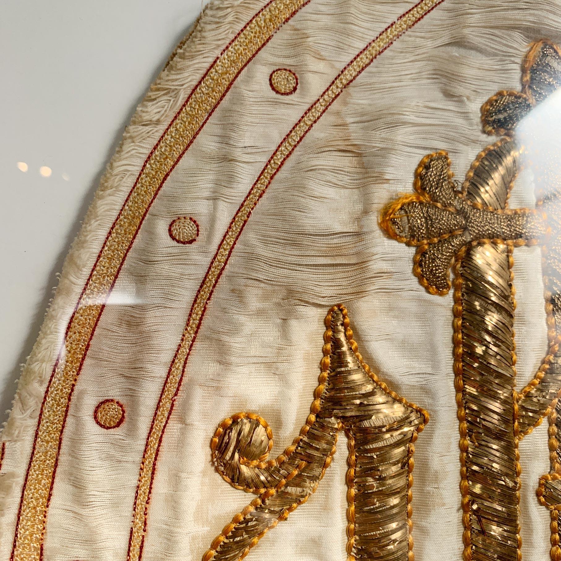 Antike französische bestickte religiöse Tafel „IHS“ aus Goldfaden, antik (Barock) im Angebot