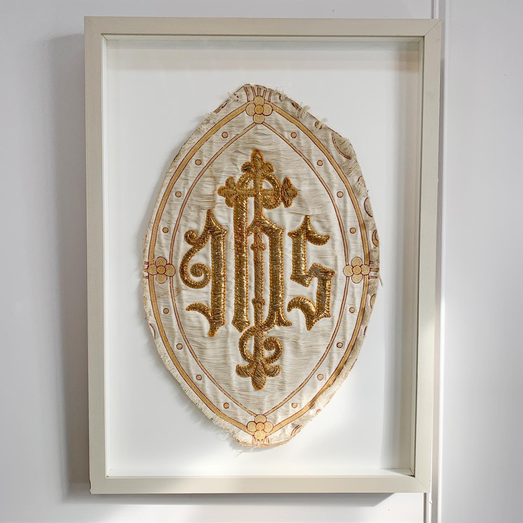 Antike französische bestickte religiöse Tafel „IHS“ aus Goldfaden, antik (Französisch) im Angebot