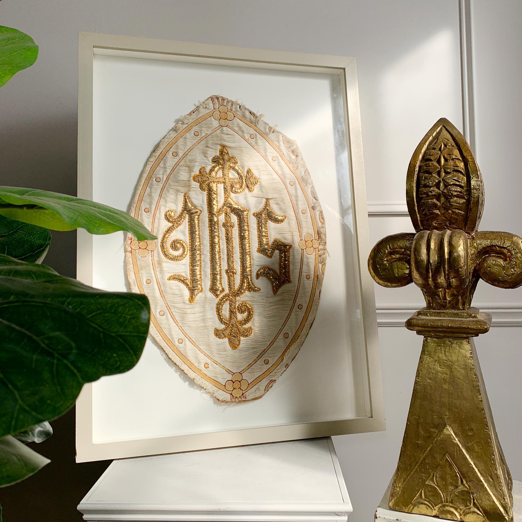 XIXe siècle Panneau religieux français ancien brodéIHS en fil d'or en vente