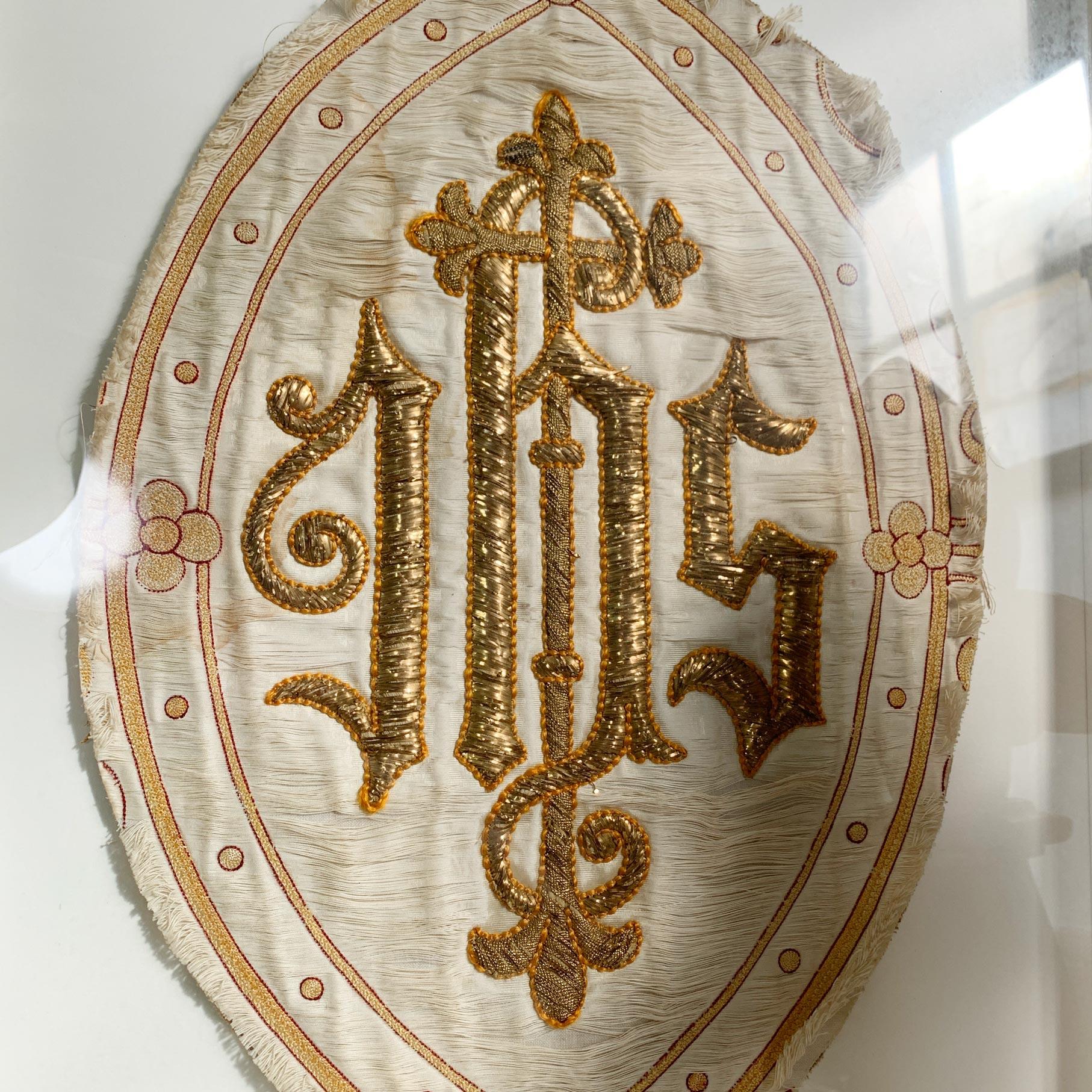 Antike französische bestickte religiöse Tafel „IHS“ aus Goldfaden, antik im Angebot 1