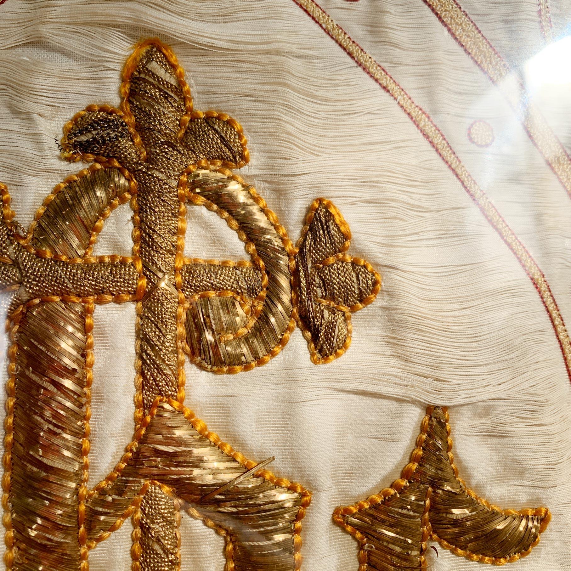 Panneau religieux français ancien brodéIHS en fil d'or en vente 1