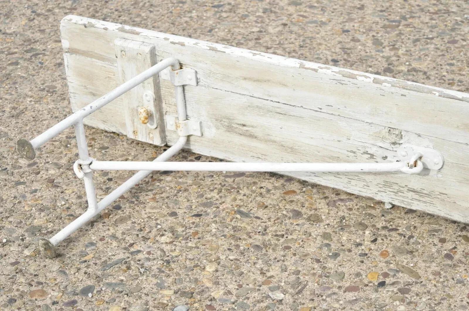 Ancien banc industriel français de 94 pouces de long en bois de fer forgé et peint en blanc vieilli en vente 3