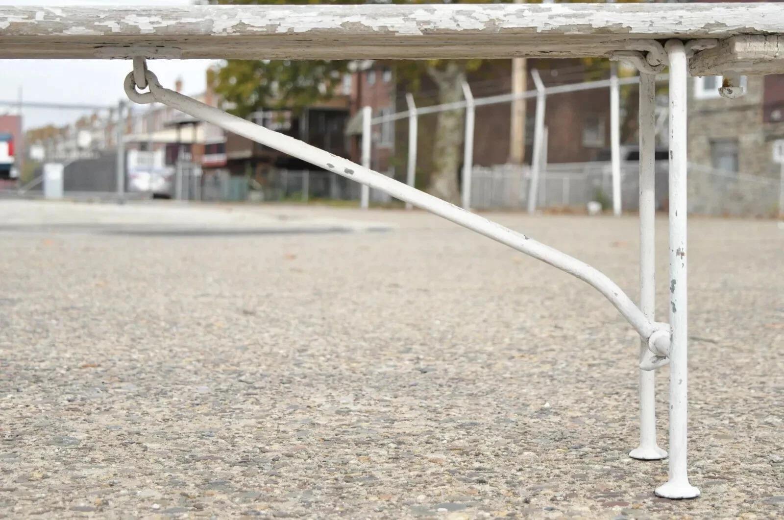 Ancien banc industriel français de 94 pouces de long en bois de fer forgé et peint en blanc vieilli en vente 4