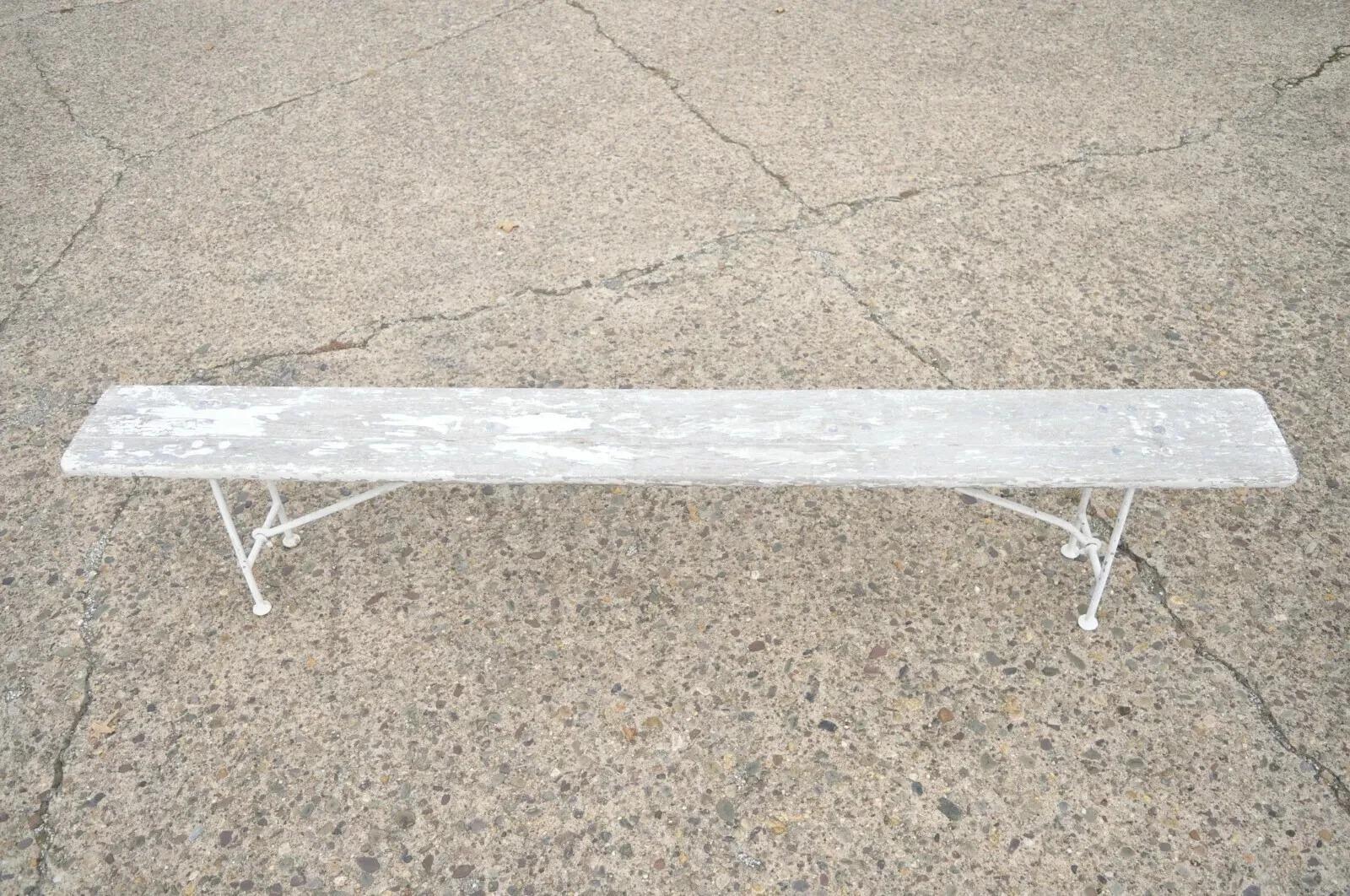 Inconnu Ancien banc industriel français de 94 pouces de long en bois de fer forgé et peint en blanc vieilli en vente