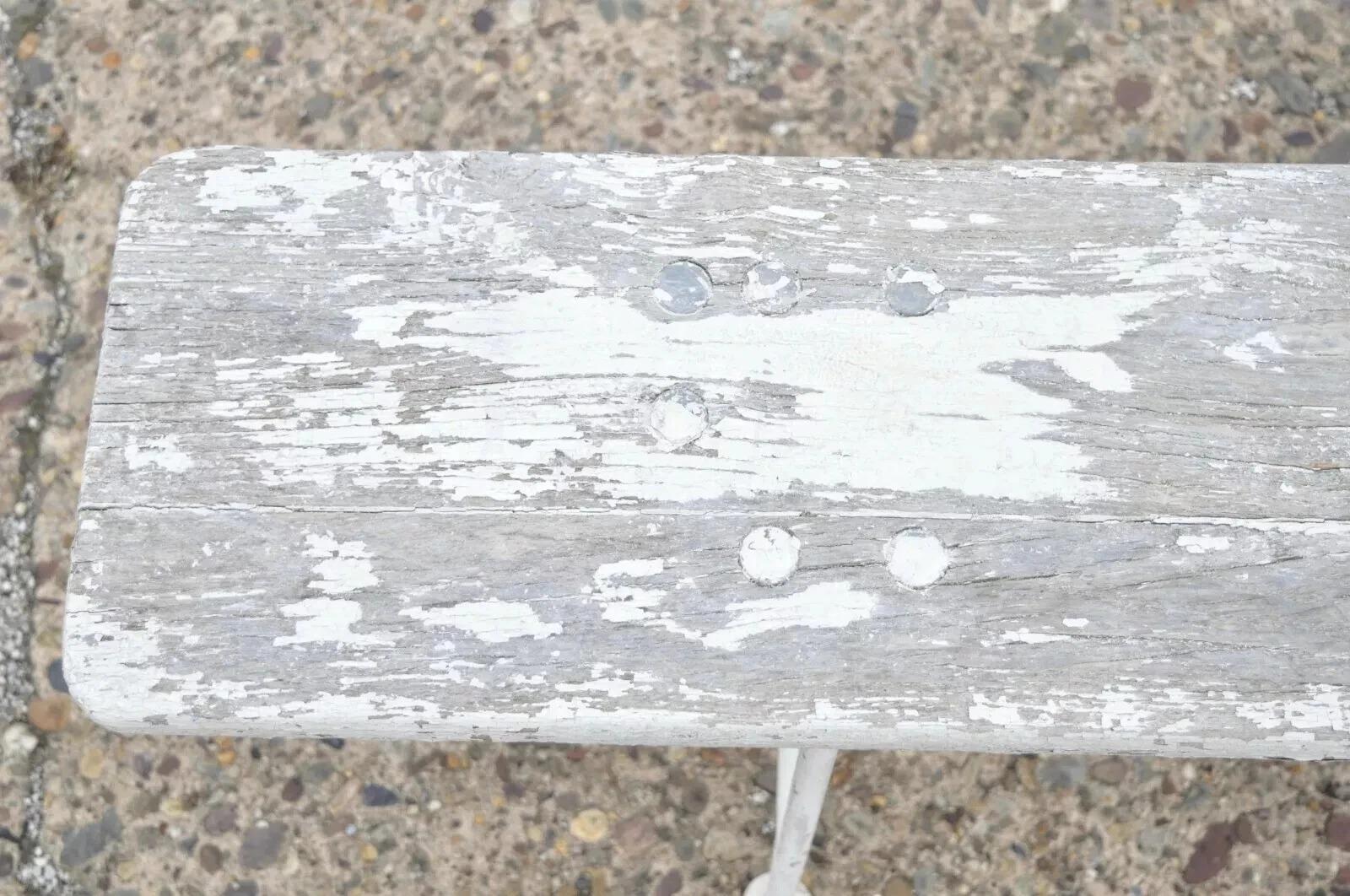 20ième siècle Ancien banc industriel français de 94 pouces de long en bois de fer forgé et peint en blanc vieilli en vente
