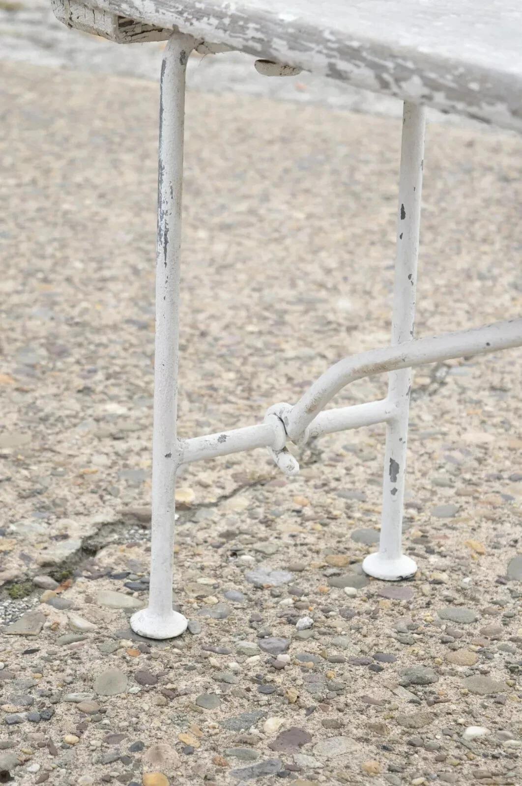 Ancien banc industriel français de 94 pouces de long en bois de fer forgé et peint en blanc vieilli en vente 1