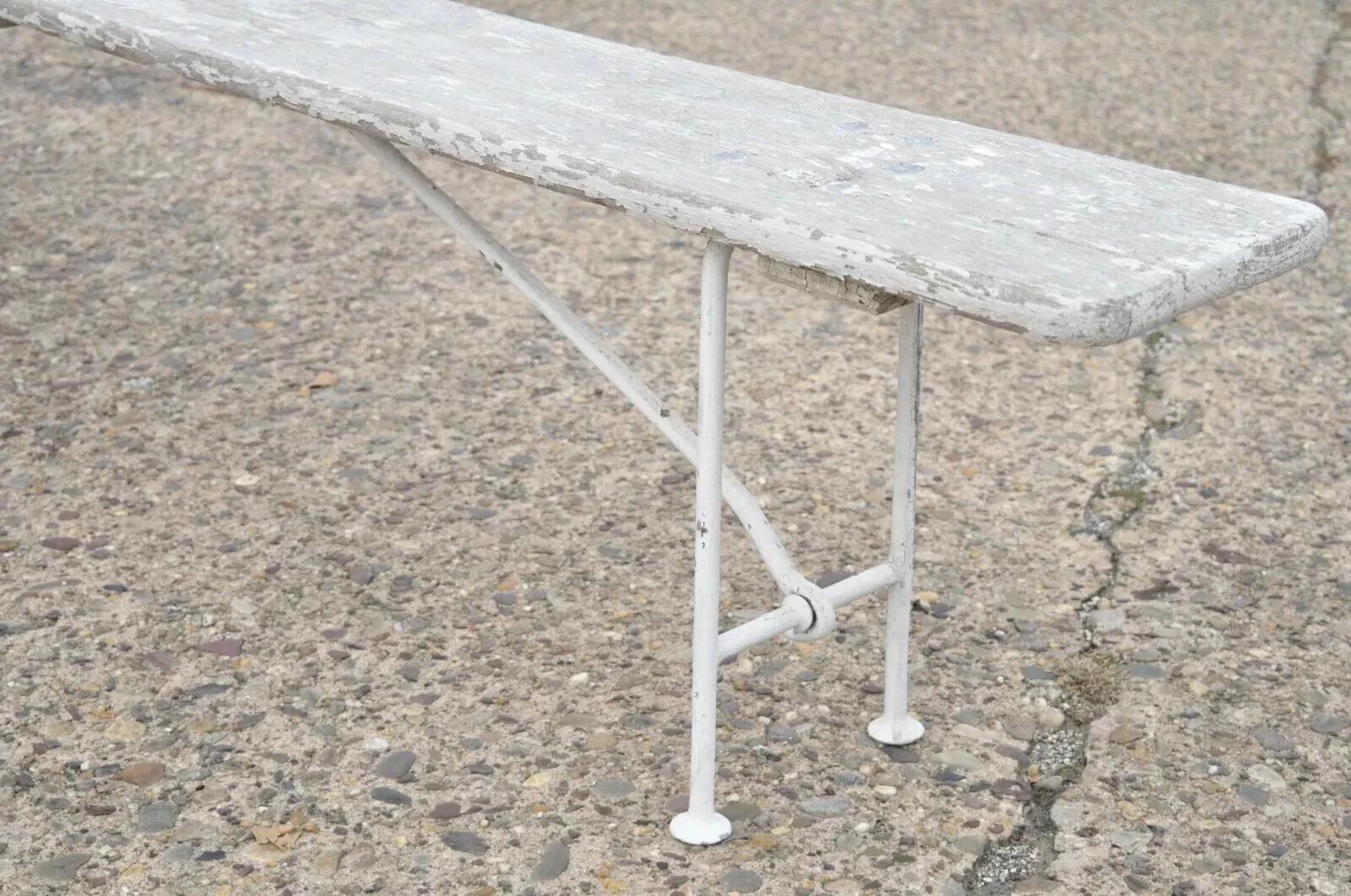 Ancien banc industriel français de 94 pouces de long en bois de fer forgé et peint en blanc vieilli en vente 2