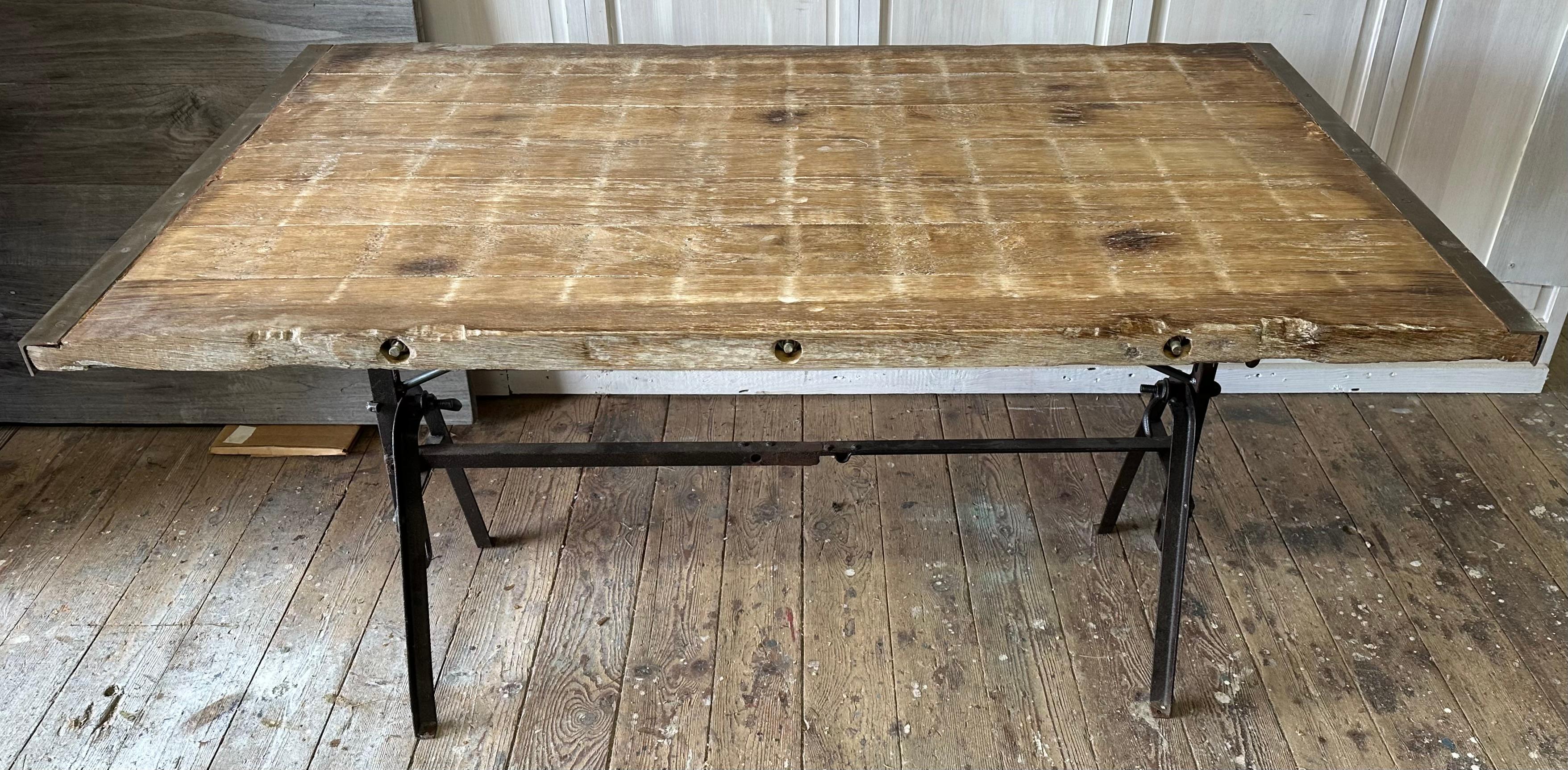 Le plateau de la table française ancienne est fait de granulés de bois rustiques d'usine industrielle, avec huit planches fixées à chaque extrémité par des barres de fer en forme de U, ainsi que par de longs boulons d'un côté à l'autre.  
La base de