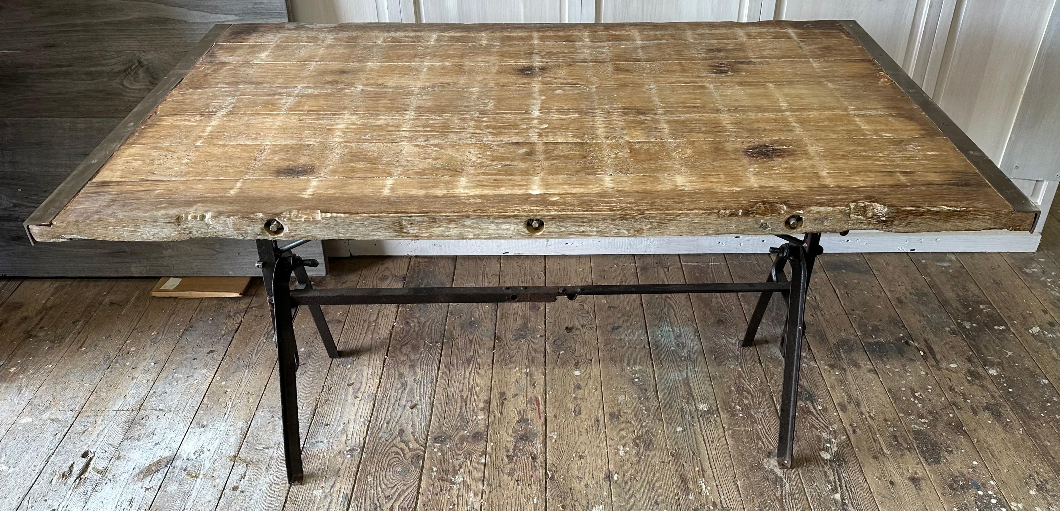 Table ou bureau de salle à manger industrielle française ancienne Bon état - En vente à Sheffield, MA