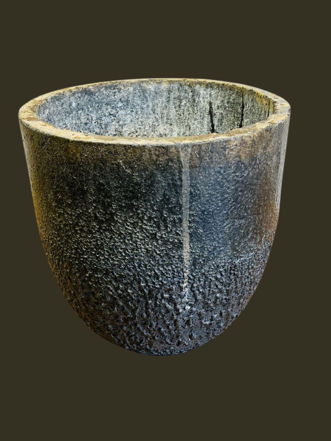 Este gran crisol antiguo de fundición es una sorprendente pieza de la historia industrial, que en su día se utilizó en procesos metalúrgicos de alta temperatura para fundir y colar metales. Fabricada con material duradero y resistente al calor,