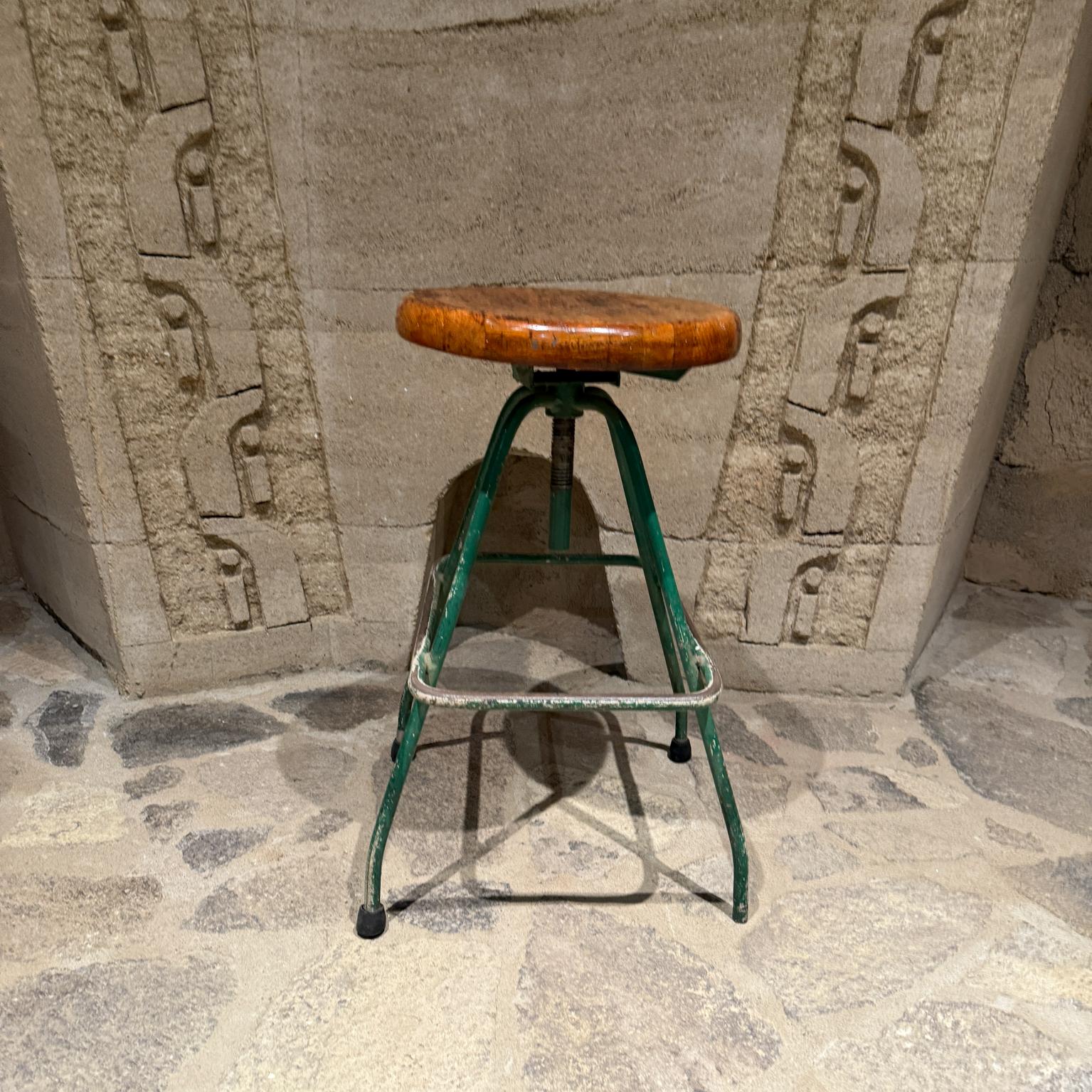 Mid-Century moderno Antique French Industrial Metal Chair Drafting Stool (sgabello da disegno) in vendita