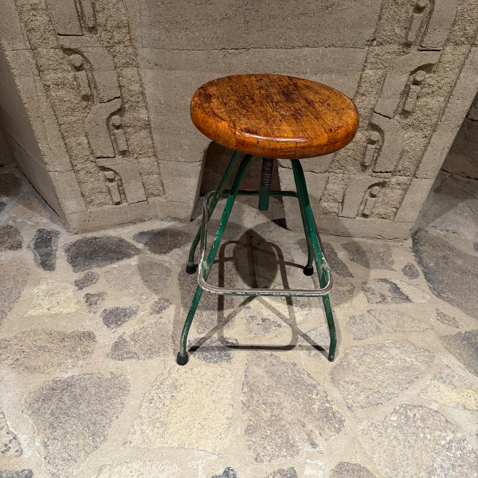 Francese Antique French Industrial Metal Chair Drafting Stool (sgabello da disegno) in vendita