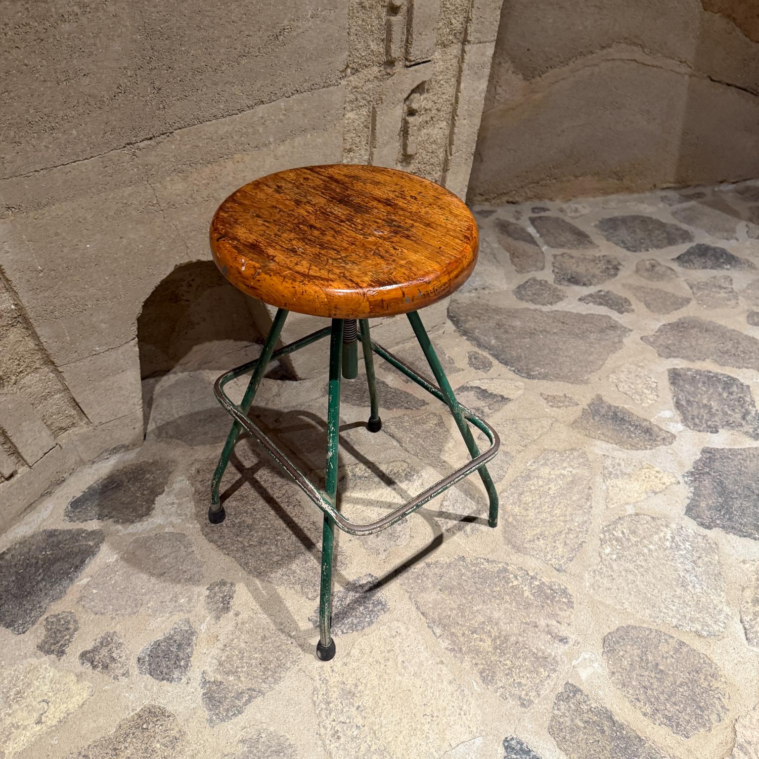 Antique French Industrial Metal Chair Drafting Stool (sgabello da disegno) In condizioni buone in vendita a Chula Vista, CA