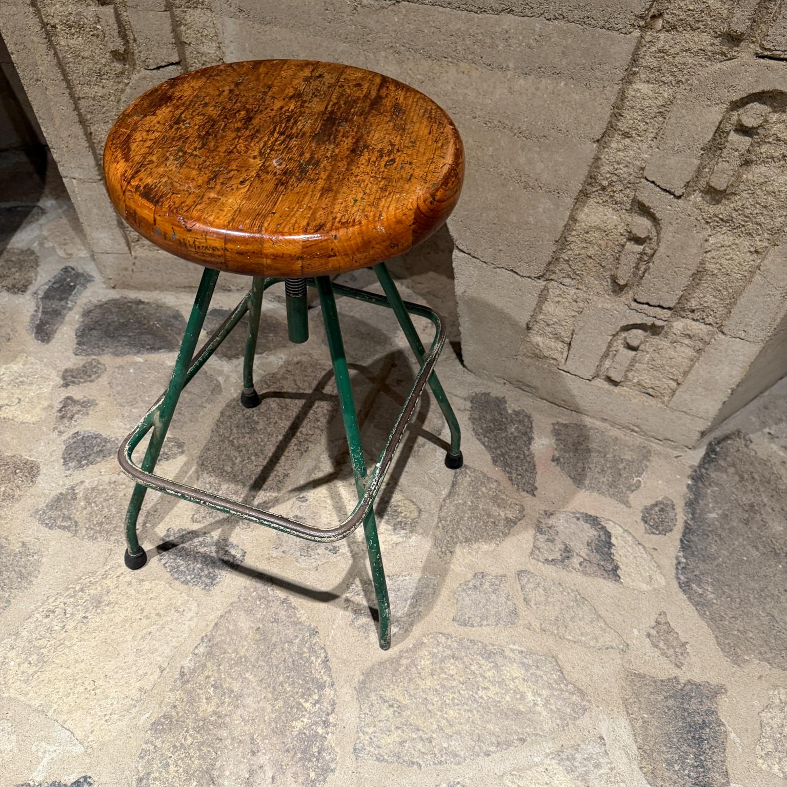 XX secolo Antique French Industrial Metal Chair Drafting Stool (sgabello da disegno) in vendita