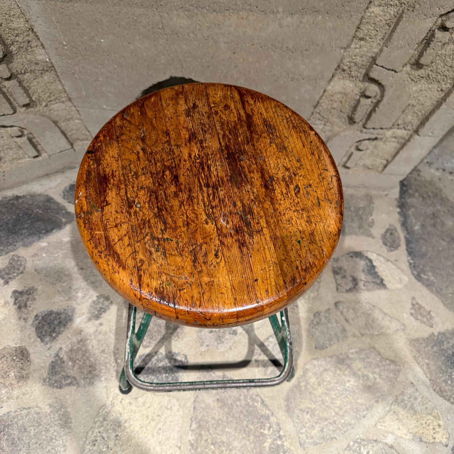 Metallo Antique French Industrial Metal Chair Drafting Stool (sgabello da disegno) in vendita