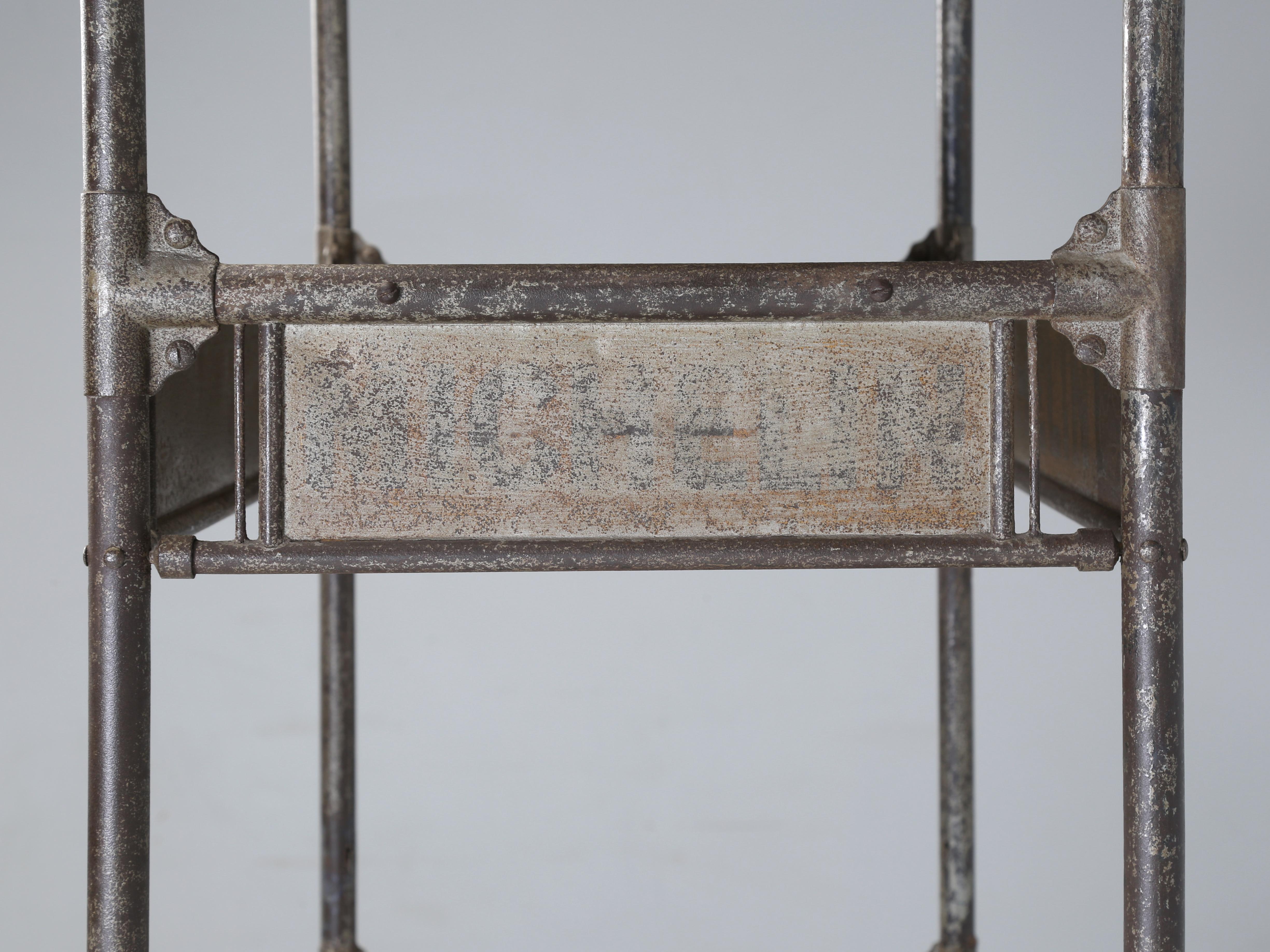 Michelin Antiker französischer Industriestahl-Regalschrank aus Stahl, hergestellt in Frankreich, um 1900-1920 im Angebot 3