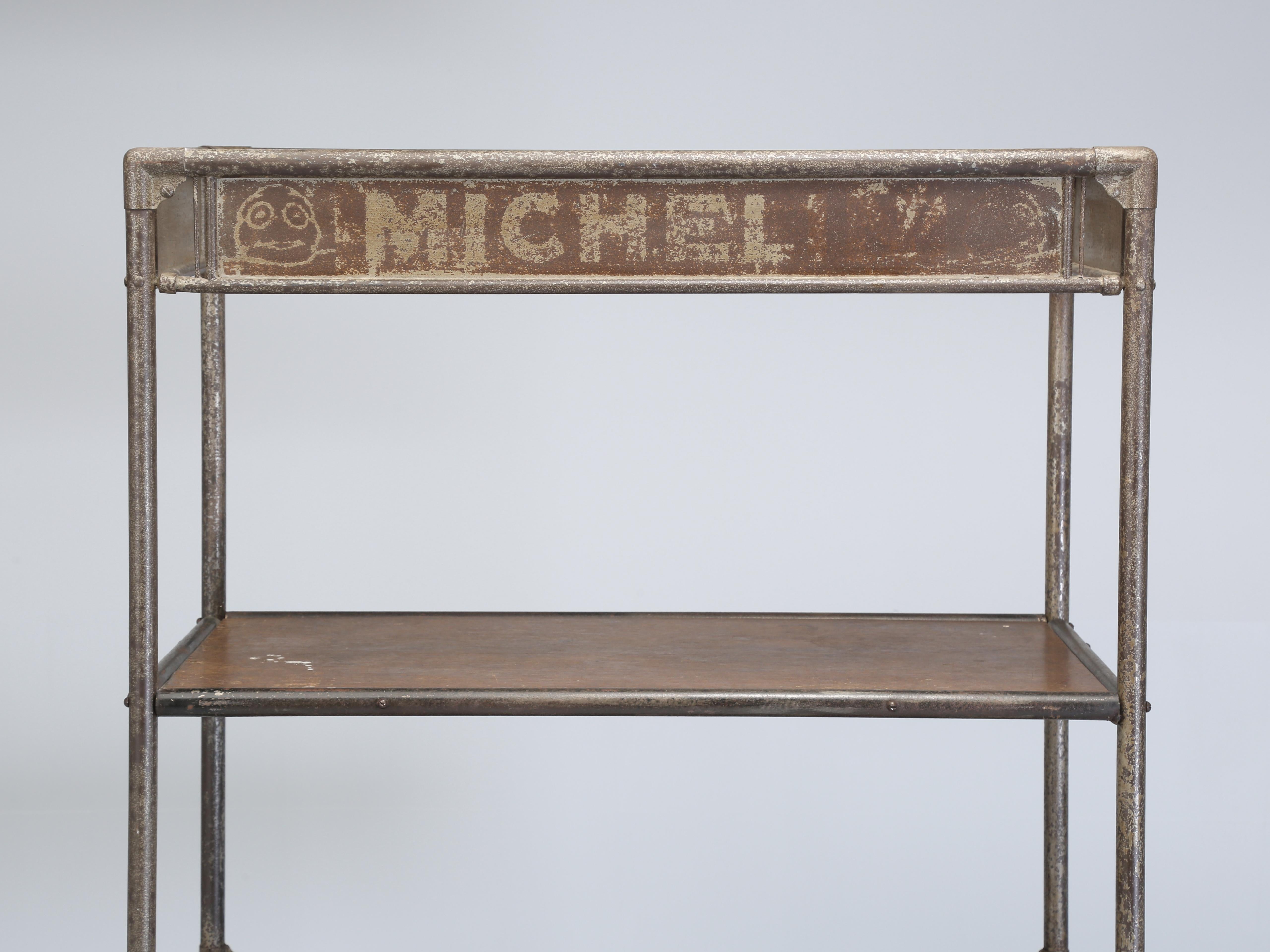 Michelin Antiker französischer Industriestahl-Regalschrank aus Stahl, hergestellt in Frankreich, um 1900-1920 im Zustand „Gut“ im Angebot in Chicago, IL