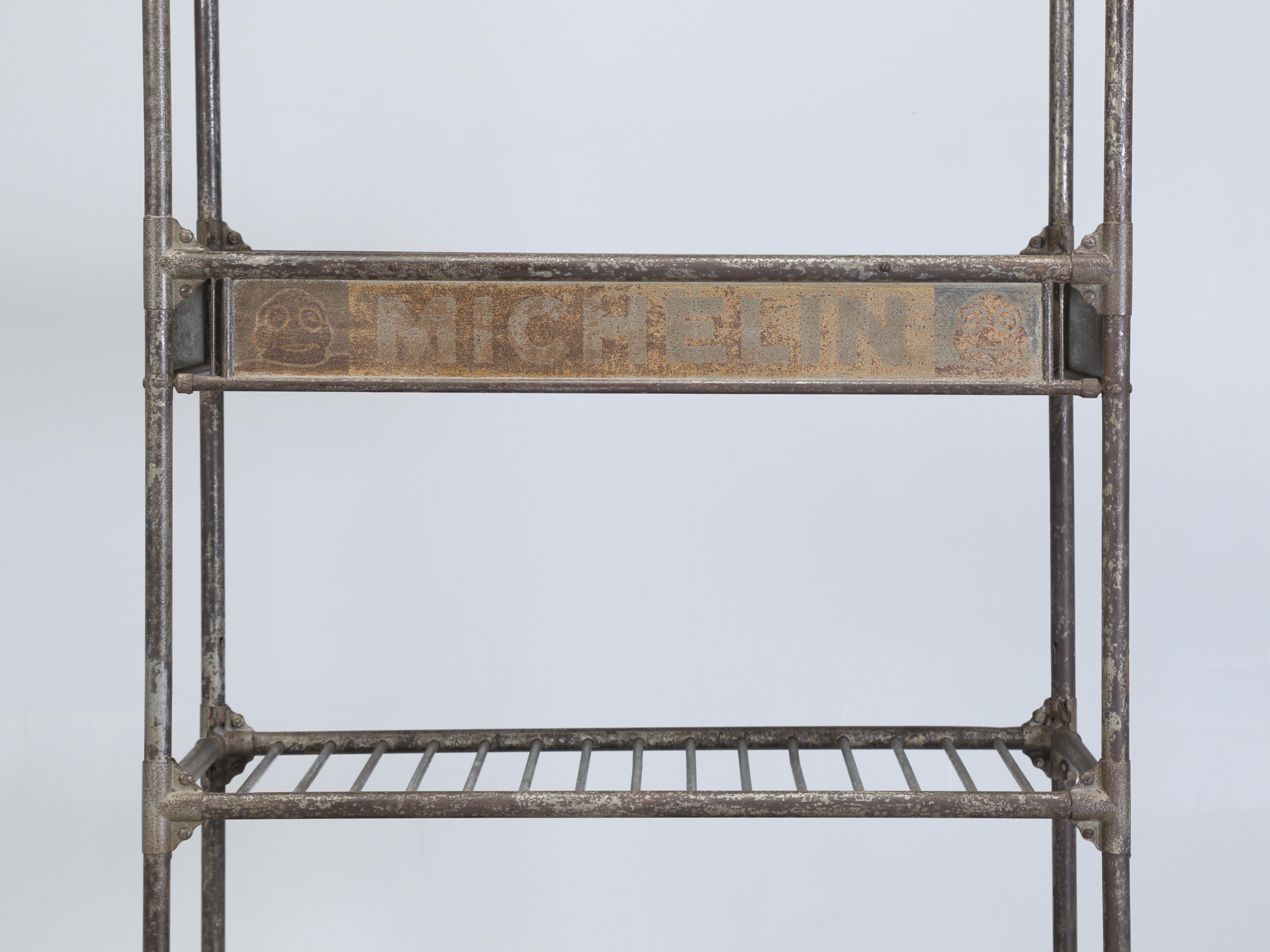 Michelin Antiker französischer Industriestahl-Regalschrank aus Stahl, hergestellt in Frankreich, um 1900-1920 (Frühes 20. Jahrhundert) im Angebot