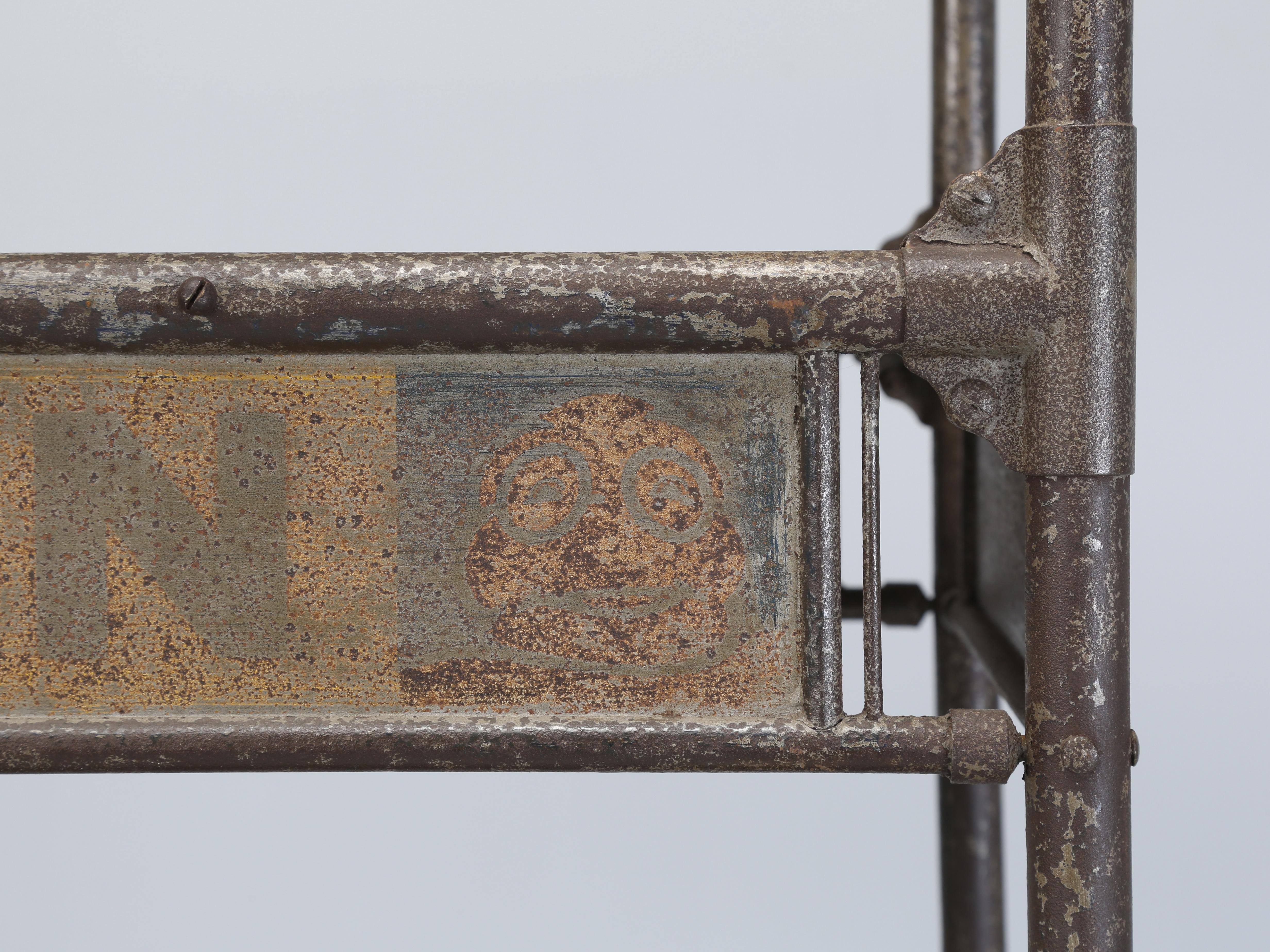Michelin Antiker französischer Industriestahl-Regalschrank aus Stahl, hergestellt in Frankreich, um 1900-1920 im Angebot 2