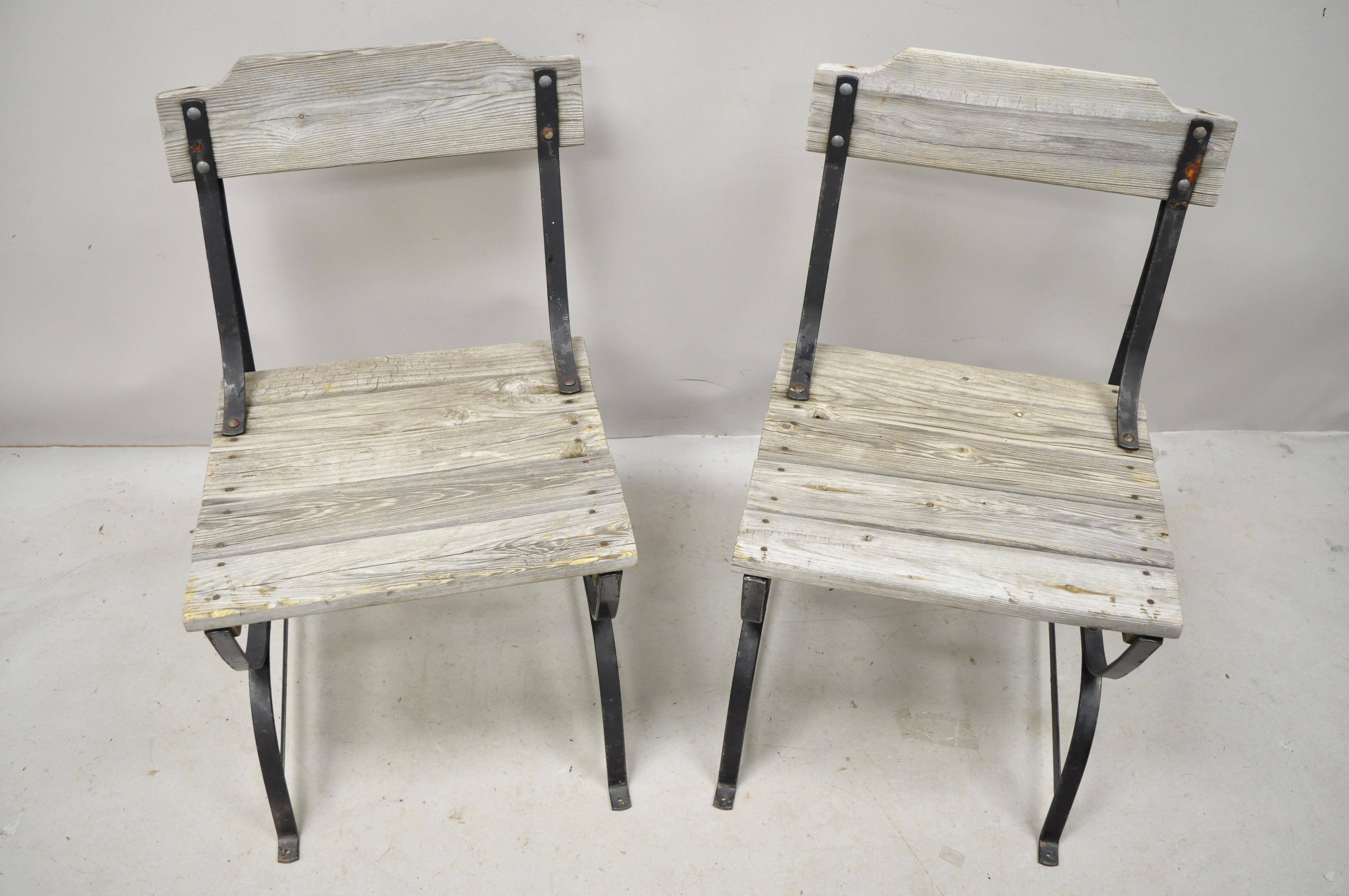 Paire de chaises d'appoint anciennes à lattes en bois et en fer forgé, style industriel français en vente 6