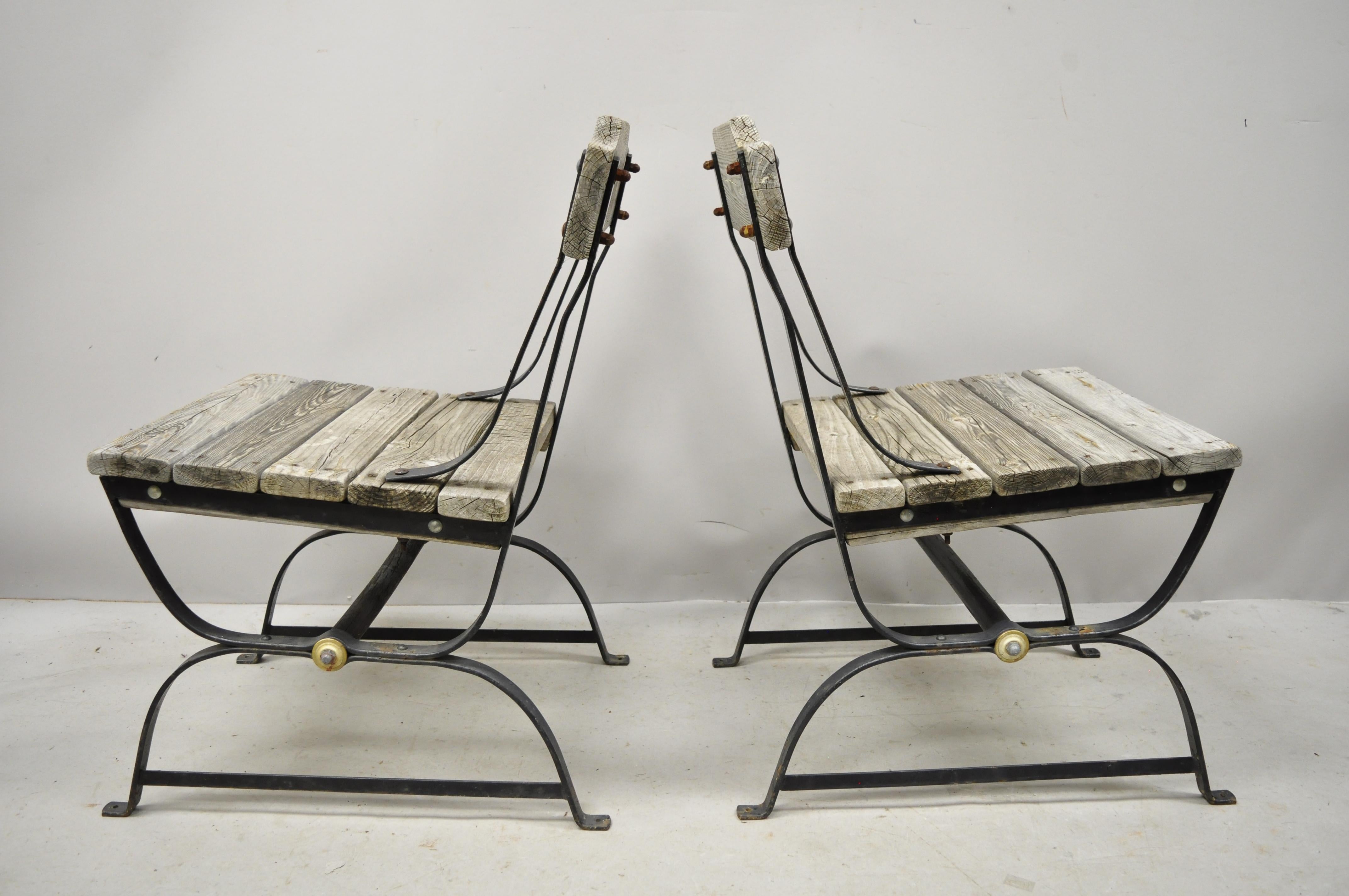Arts and Crafts Paire de chaises d'appoint anciennes à lattes en bois et en fer forgé, style industriel français en vente