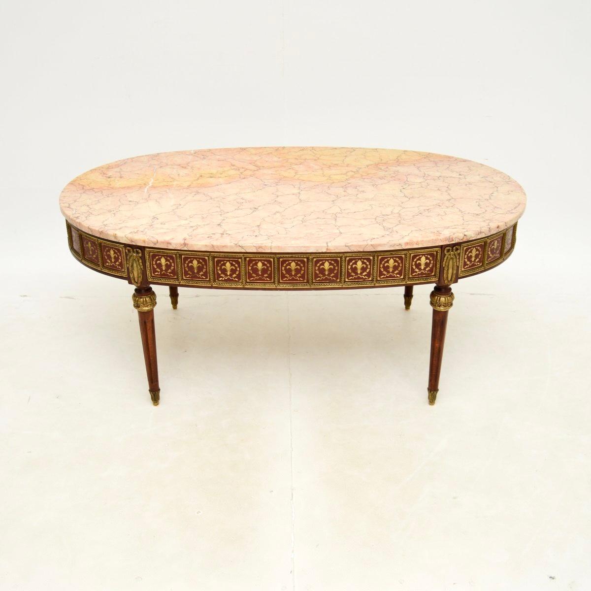 Une table basse en laiton marqueté, datant des années 1930, est absolument magnifique.

Il s'agit d'un objet de qualité exceptionnelle, dont le cadre est magnifiquement réalisé avec de nombreuses incrustations complexes en laiton sur tout le