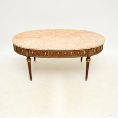 Ancienne table basse à plateau de marbre en laiton incrusté, de style français