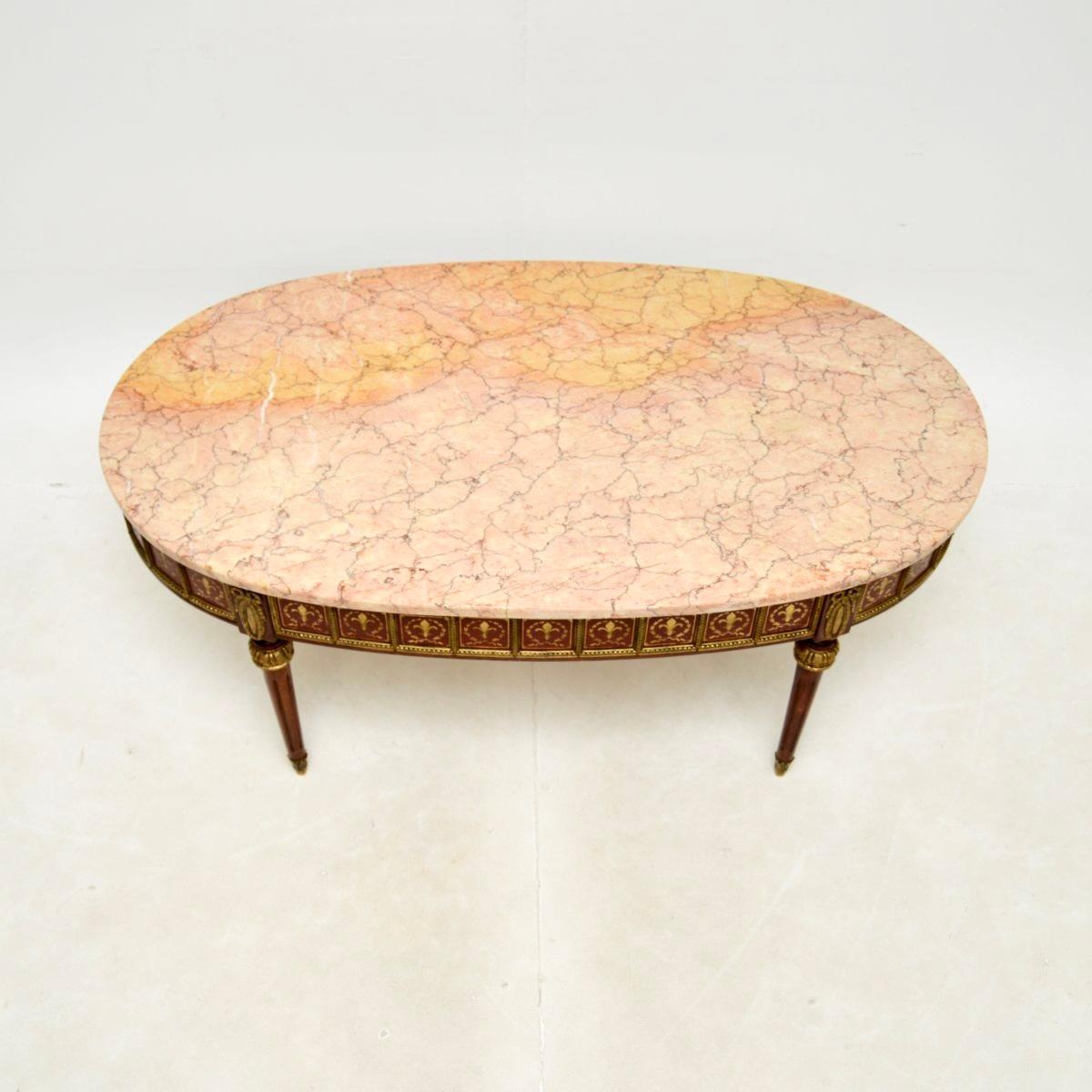 Louis XV Ancienne table basse à plateau de marbre en laiton incrusté, de style français en vente