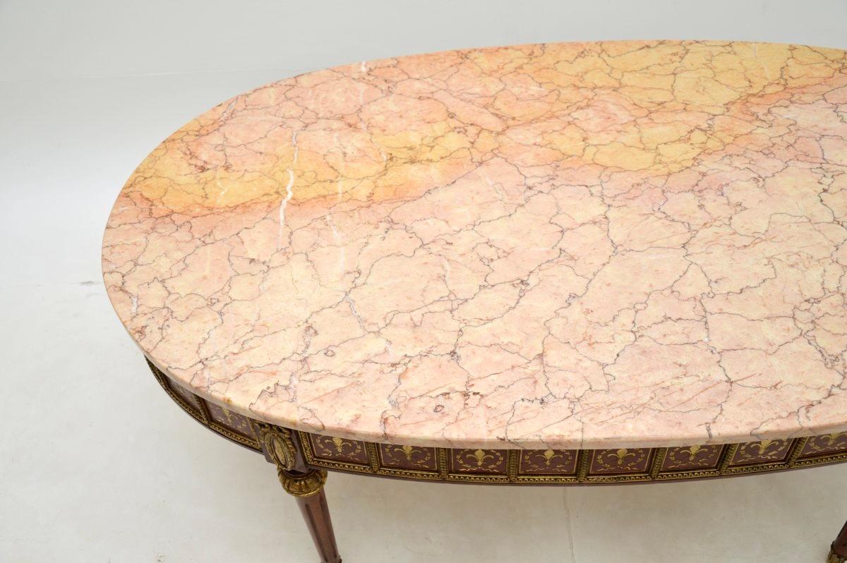 Français Ancienne table basse à plateau de marbre en laiton incrusté, de style français en vente
