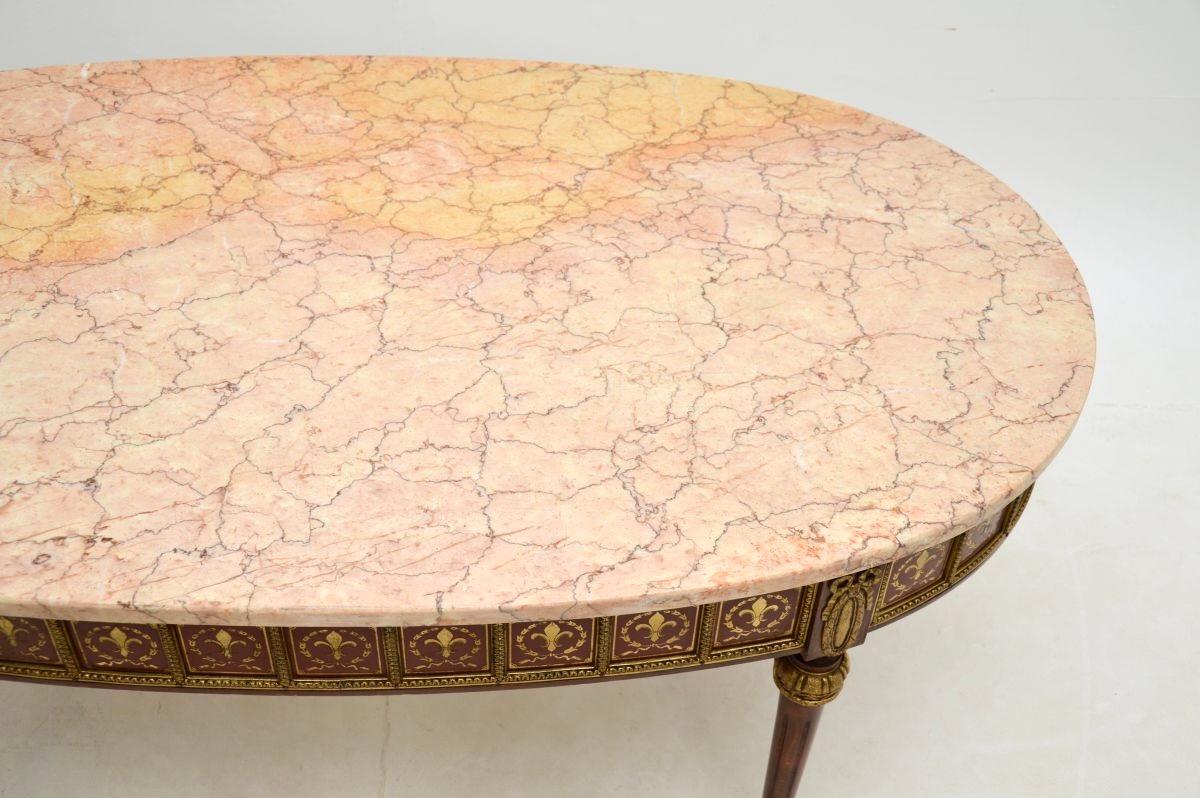 Ancienne table basse à plateau de marbre en laiton incrusté, de style français Bon état - En vente à London, GB