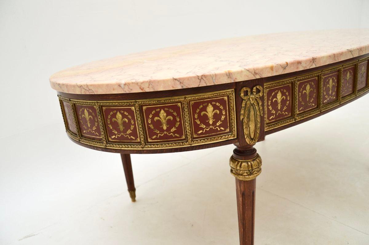 Milieu du XXe siècle Ancienne table basse à plateau de marbre en laiton incrusté, de style français en vente
