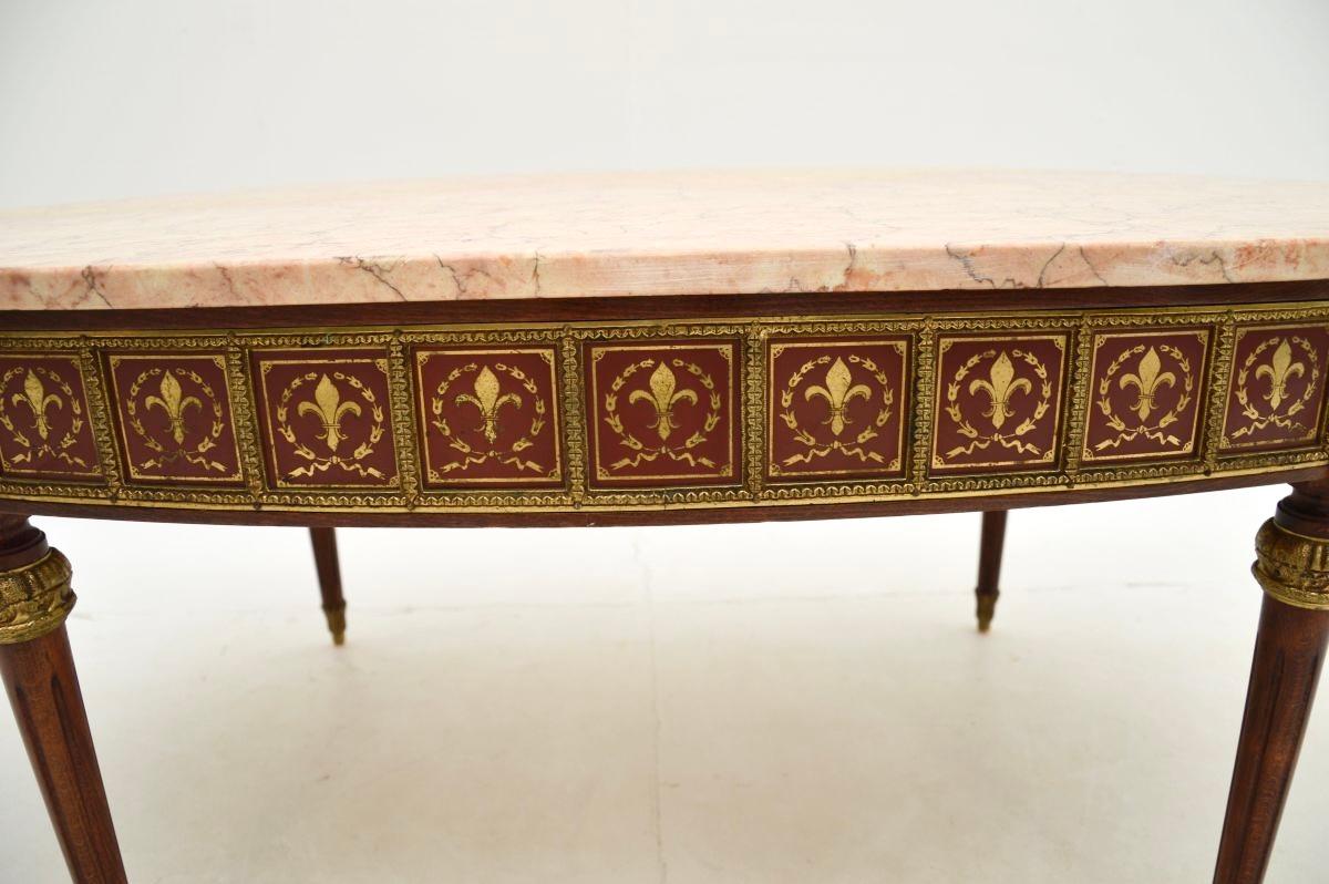Bronze doré Ancienne table basse à plateau de marbre en laiton incrusté, de style français en vente