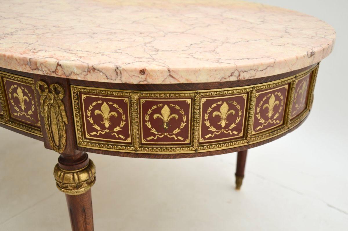 Ancienne table basse à plateau de marbre en laiton incrusté, de style français en vente 1