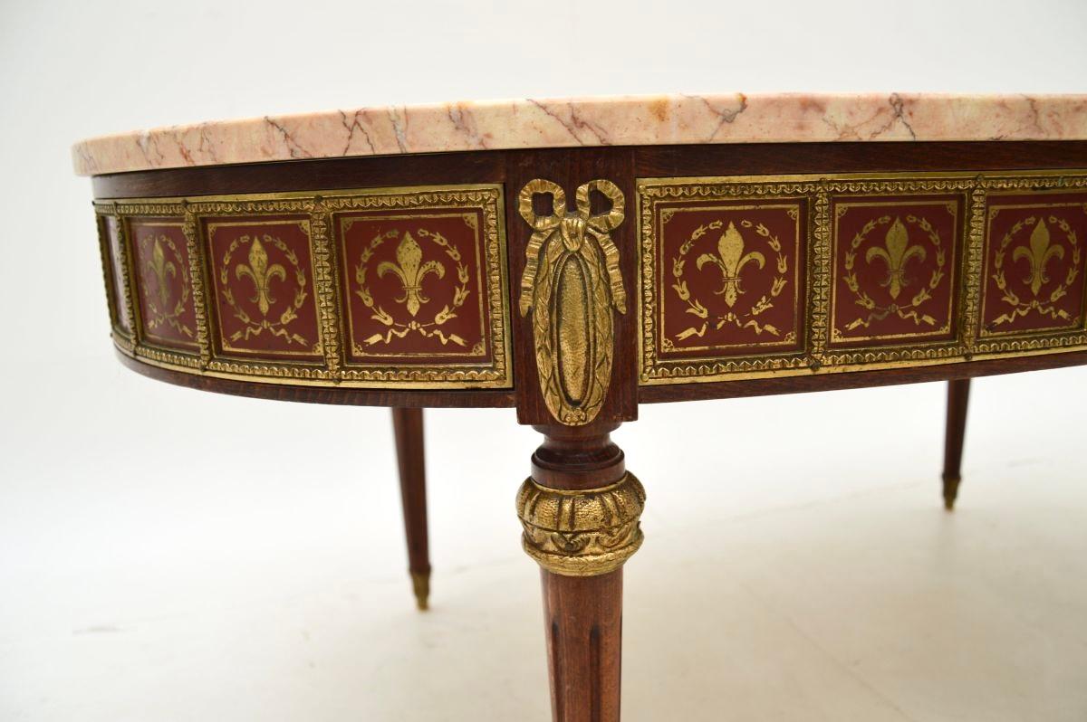 Ancienne table basse à plateau de marbre en laiton incrusté, de style français en vente 2
