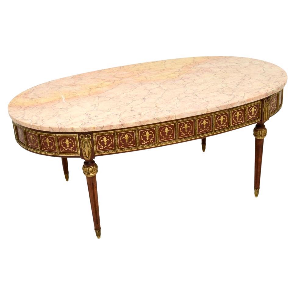 Antique French Mesa de centro con tapa de mármol y marquetería de latón