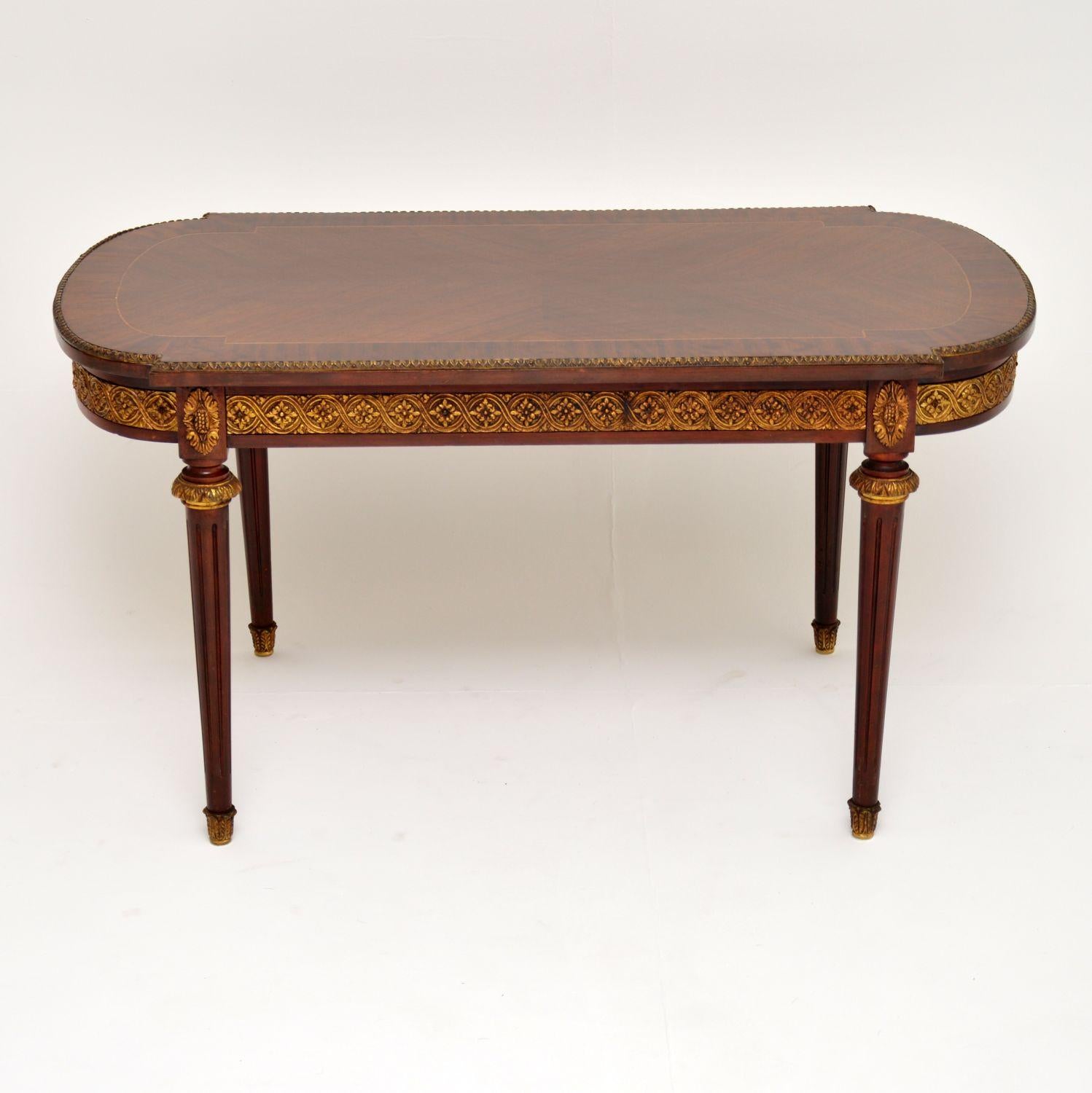 Antique French style mahogany and kingwood coffee table in very good original condition and dating from circa 1930s period.

It has a kingwood top bordered with satinwood inlay and mahogany cross banding. There is a gilt bronze top edge and frieze
