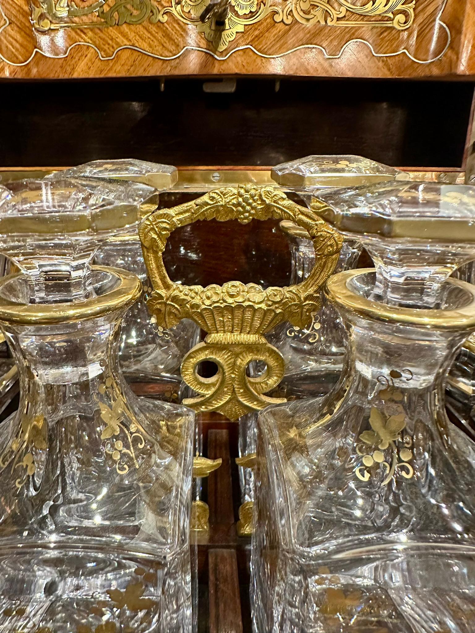 Antique French Cave à Liqueur en marquetería de Kingswood, bronce dorado y cristal, Ca. 1885 en venta 4