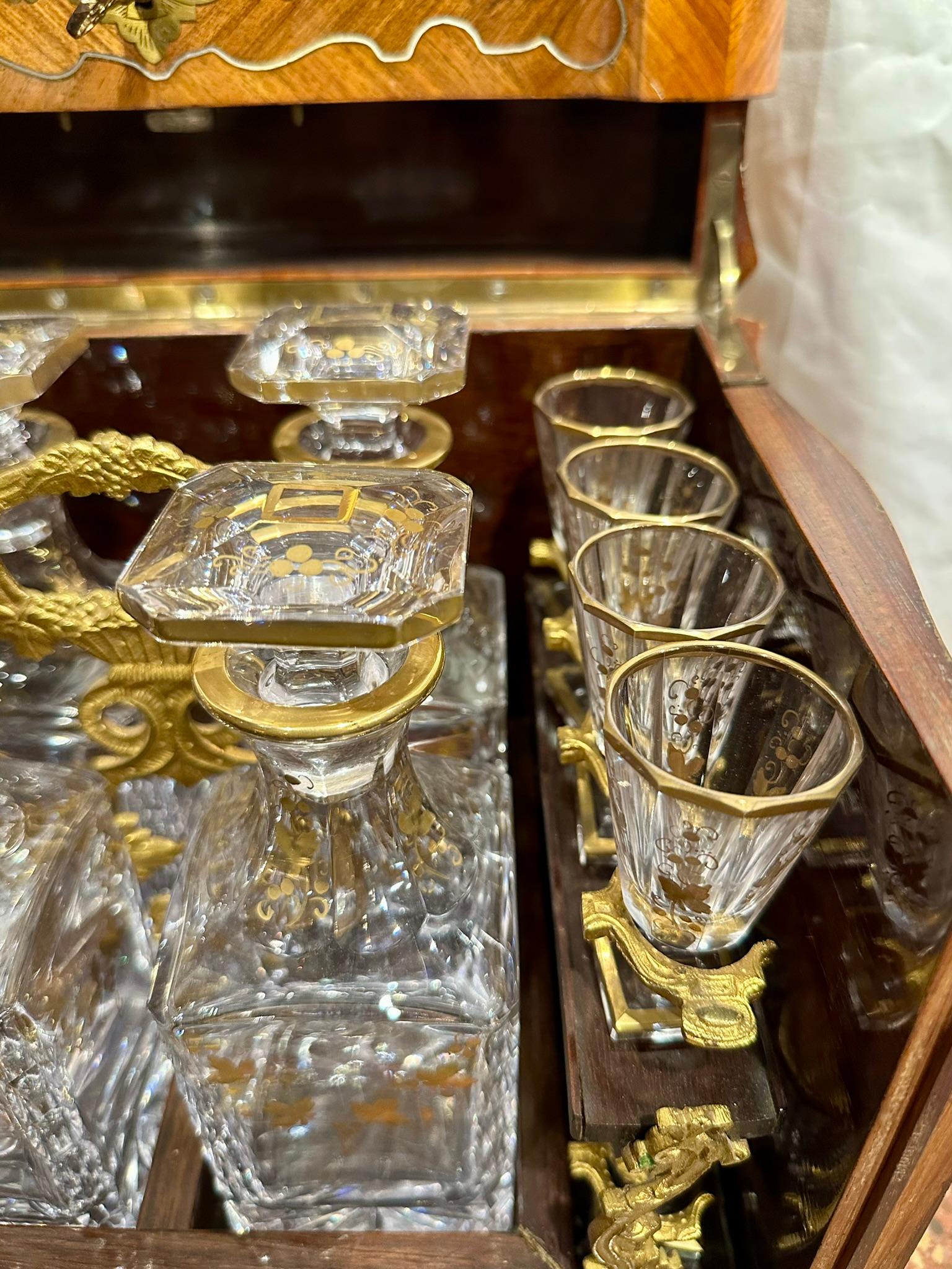 Antique French Cave à Liqueur en marquetería de Kingswood, bronce dorado y cristal, Ca. 1885 en venta 5