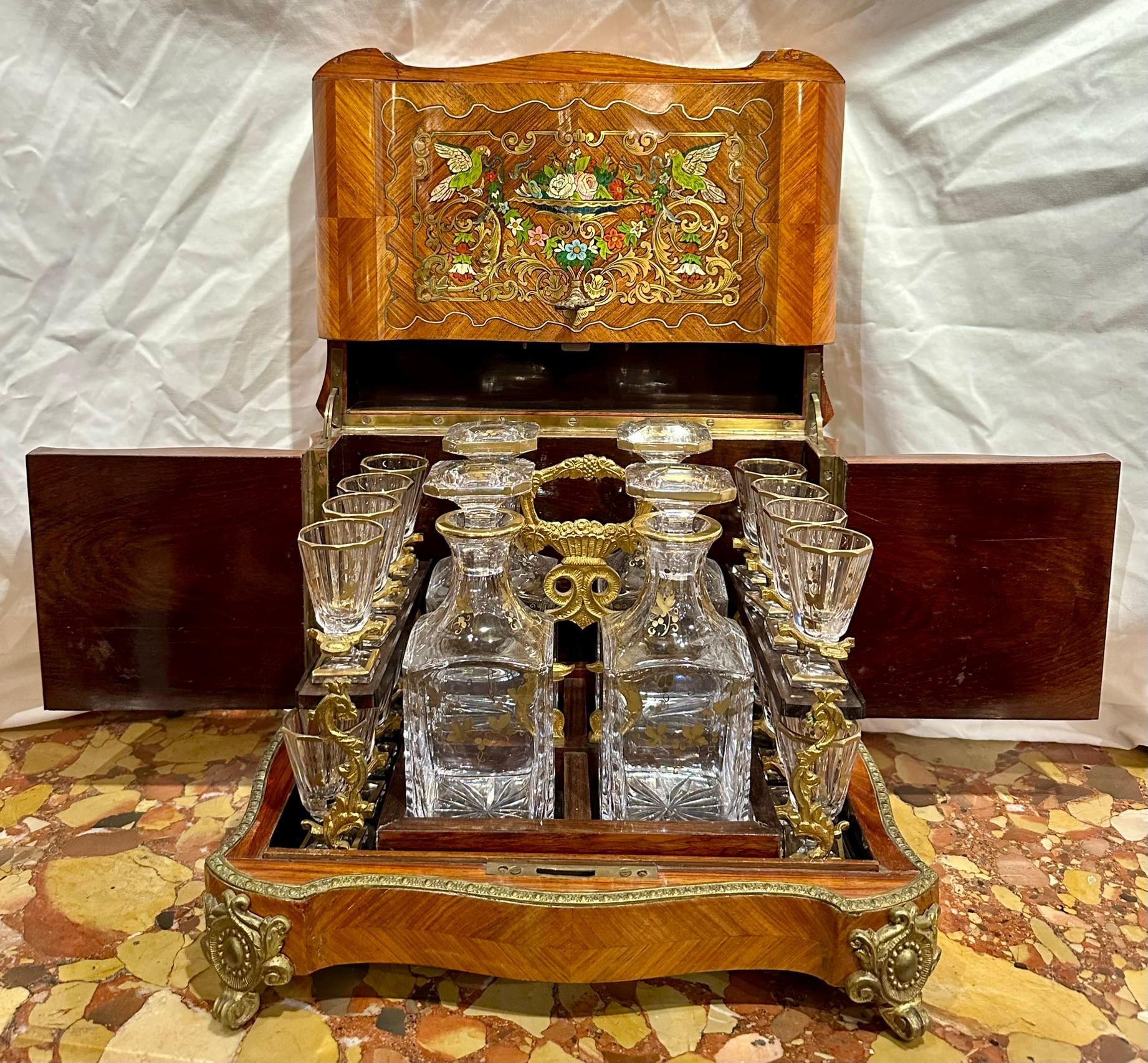 Antigua Cave à Liqueur francesa montada en bronce dorado con incrustaciones de Kingswood y cristal tallado, Circa 1885-1895.  La incrustación de esta pieza es una obra de arte. 