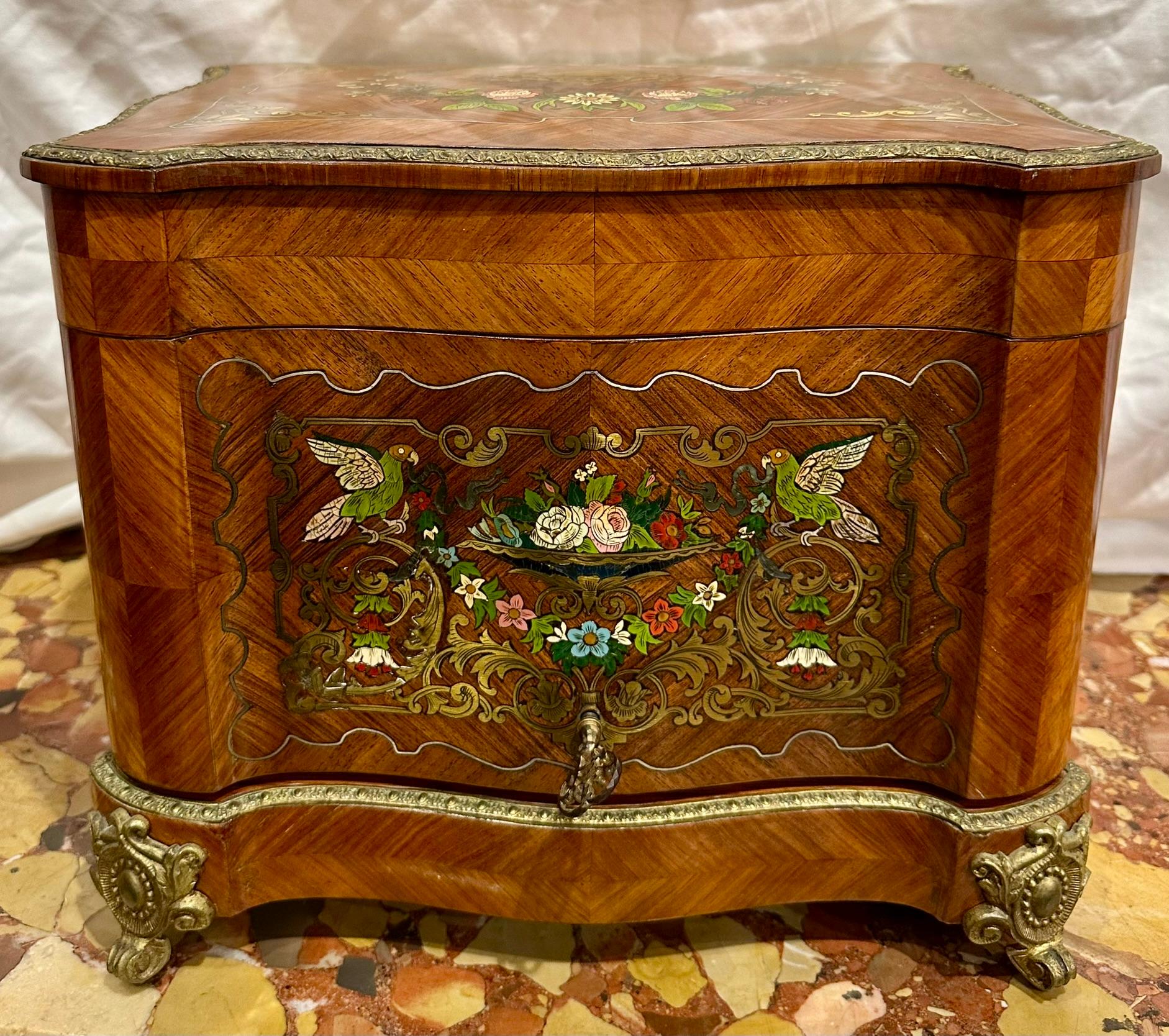 Antique French Cave à Liqueur en marquetería de Kingswood, bronce dorado y cristal, Ca. 1885 Francés en venta