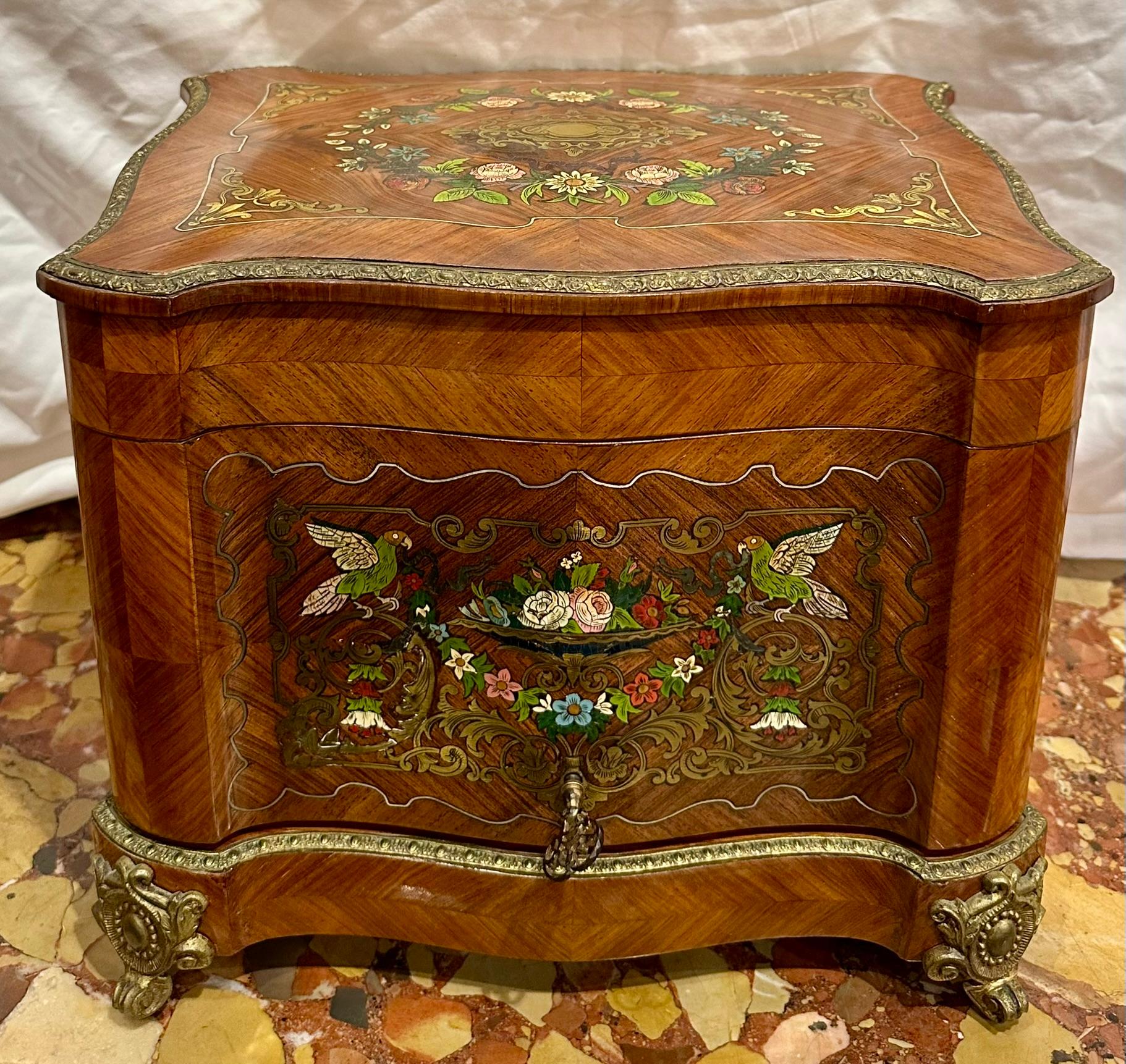 Antique French Cave à Liqueur en marquetería de Kingswood, bronce dorado y cristal, Ca. 1885 en Bueno estado para la venta en New Orleans, LA