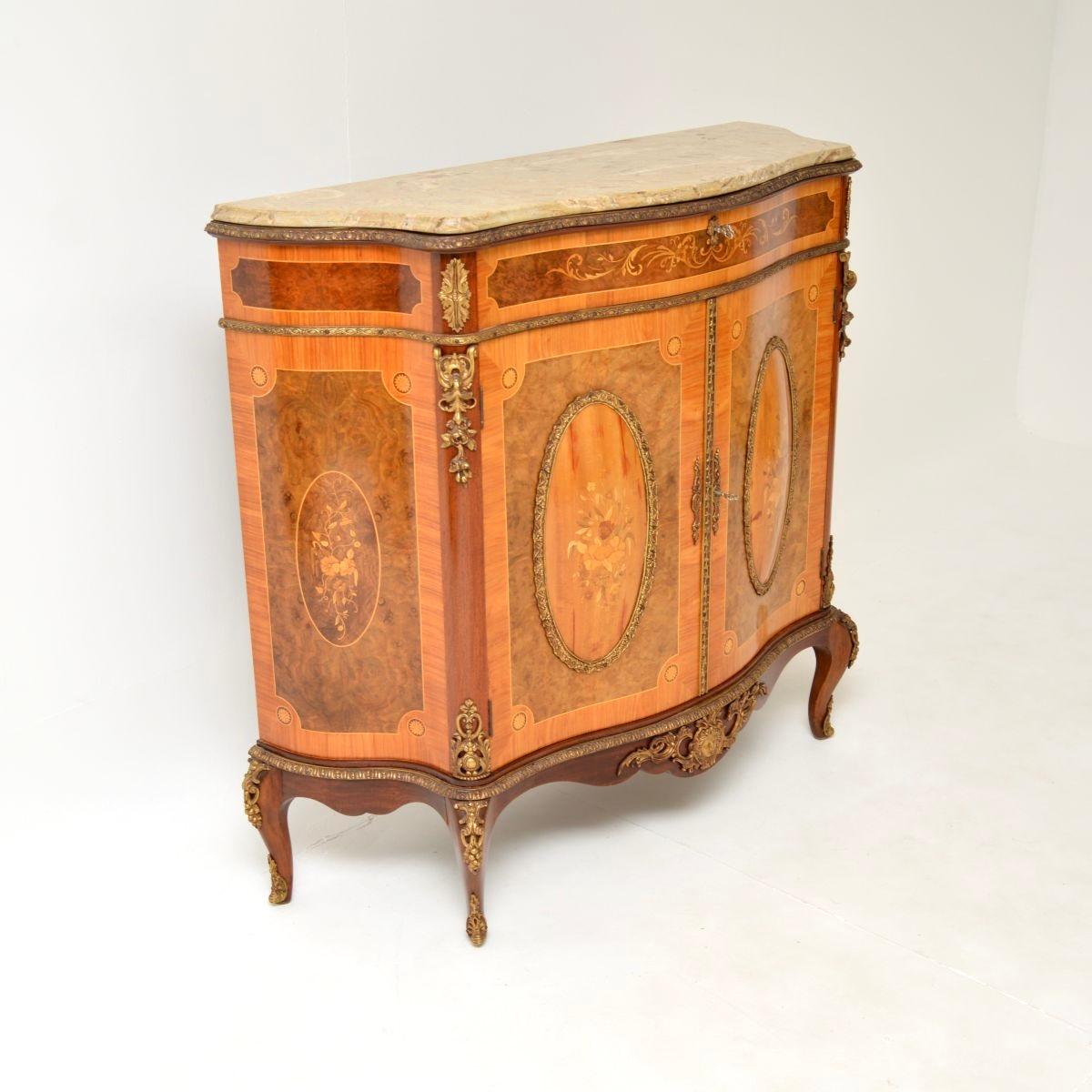 Antique French Inlaid Marquetry Marble Top Cabinet Dorado en venta